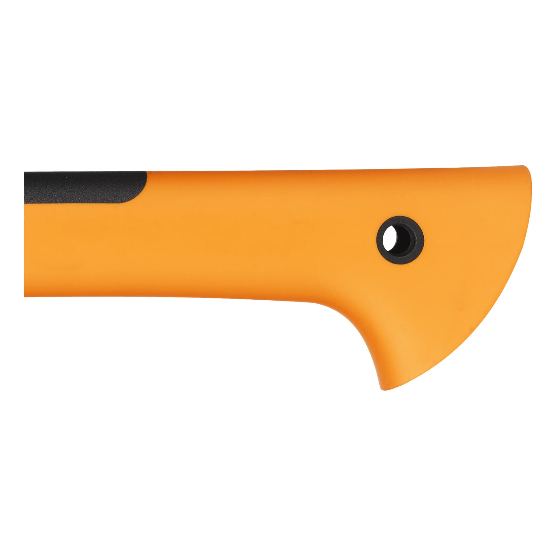 Detaljerad vy av det orange handtaget på en Fiskars Clearing-kniv WoodXpert XA3 Medium, som visar ett svart cirkulärt hål nära spetsen för enkel upphängning eller fäste ett snöre. Handtaget har en böjd form utformad för ergonomiskt grepp.