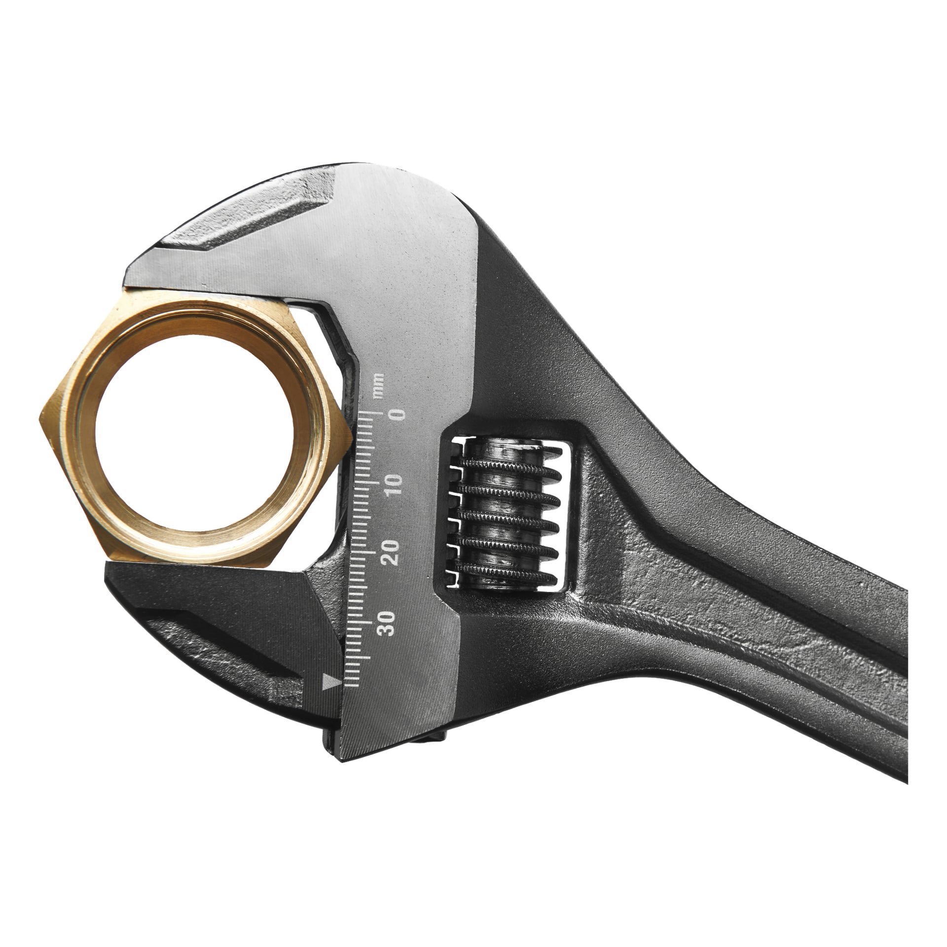 En svart Ryobi justerbar skiftnyckel håller en mässingssexkantsmutter hårt, med tydliga måttmarkeringar längs käken.