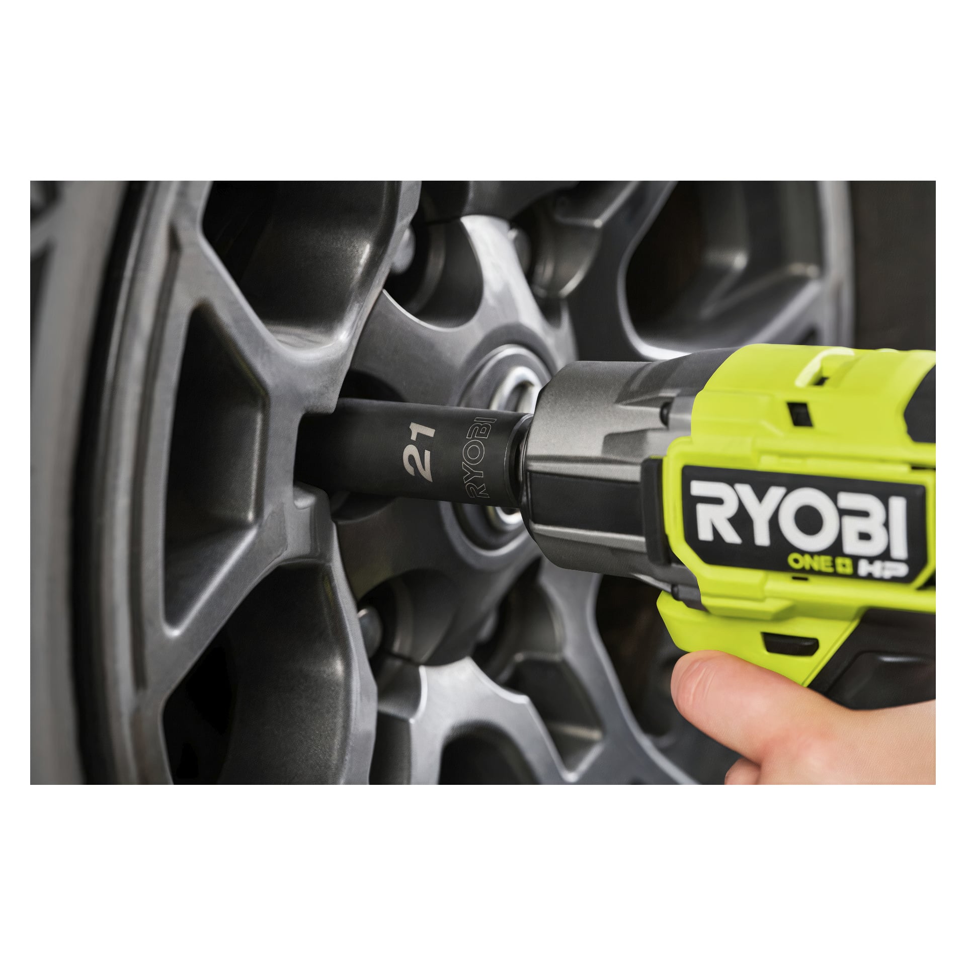 En detaljerad närbild visar en Ryobi sladdlös slagnyckel i användning på en hjulmutter till en bil, med Ryobi-hylsan RHDIS3PC tre delar. Skiftnyckeln visar "ONE+ HP"-märkningen och hylsan har en "21"-märkning.