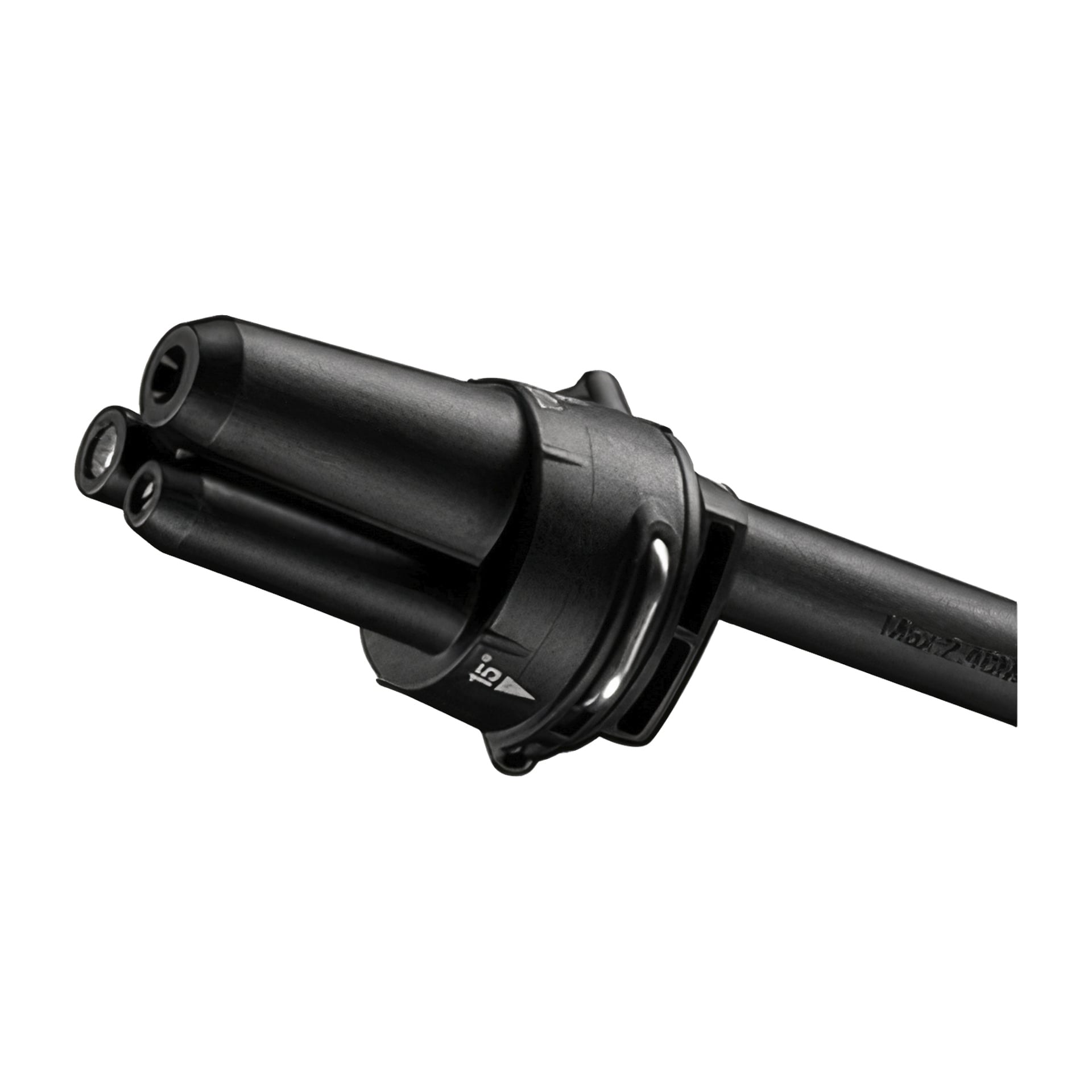 Detaljerad närbild av munstycket och roterande huvudet på Ryobi One+ batteridrivna medelhögtryckstvättsarmatur RY18PW22A-125-fästet, som visar tre svarta rör kopplade till en sprayspets.