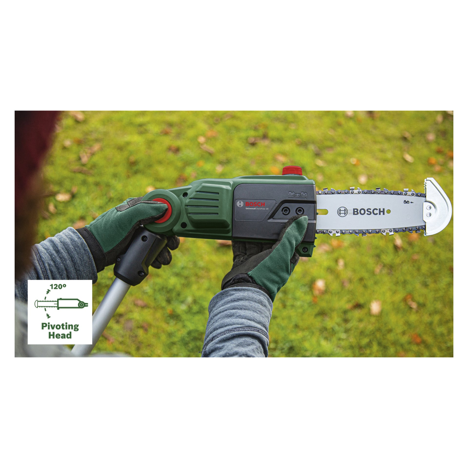 En person med gröna handskar justerar en Bosch Power 4 All UniversalChainPole 18 sladdlös beskärningssåg med teleskopiskt handtag och svängbart huvud, stående utomhus på gräset. En infälld bild framhäver funktionen för justerbart svängbart huvud.