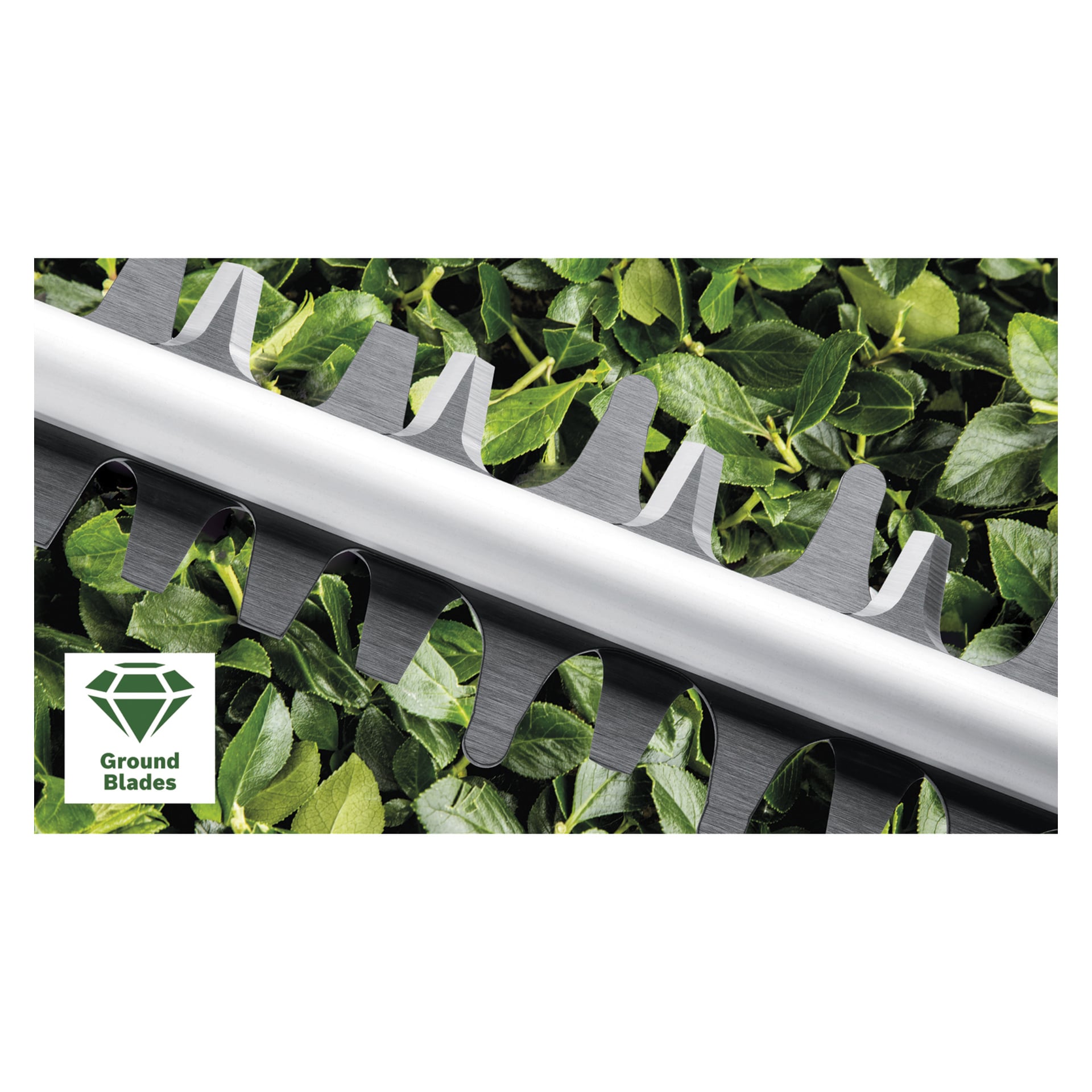 Detaljerad vy av bladet från Bosch Power 4 All EasyHedgeCut 18-45 batterihäcksax som vilar på grön vegetation, med en Ground Blades-etikett och en grön diamantikon i nedre vänstra hörnet.