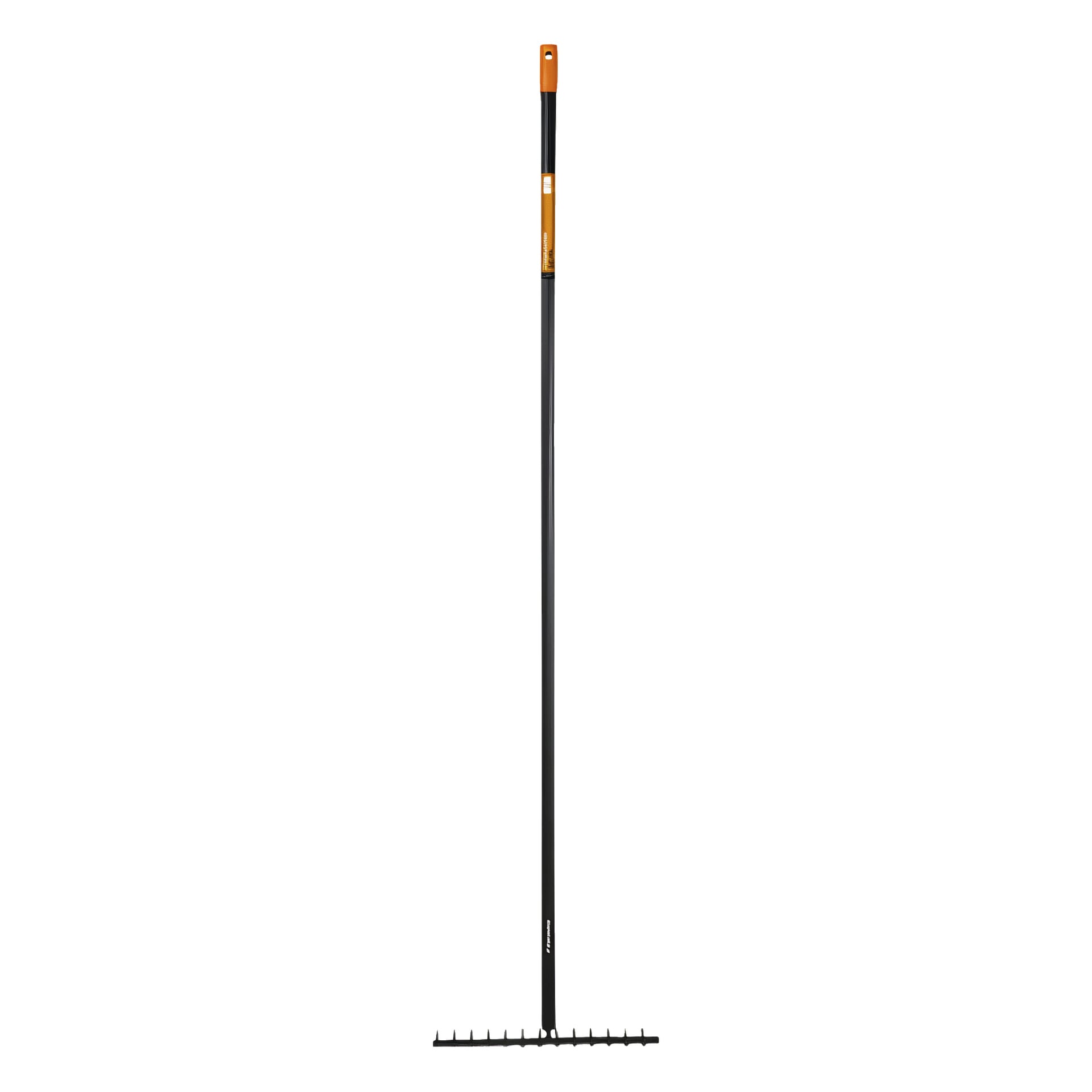 Fiskars Rake Solid 14BP har ett långt svart handtag, en orange lock med hål för hängning och ett metallhuvud utrustat med flera raka tänder som är lämpliga för att kratta jord eller grus.