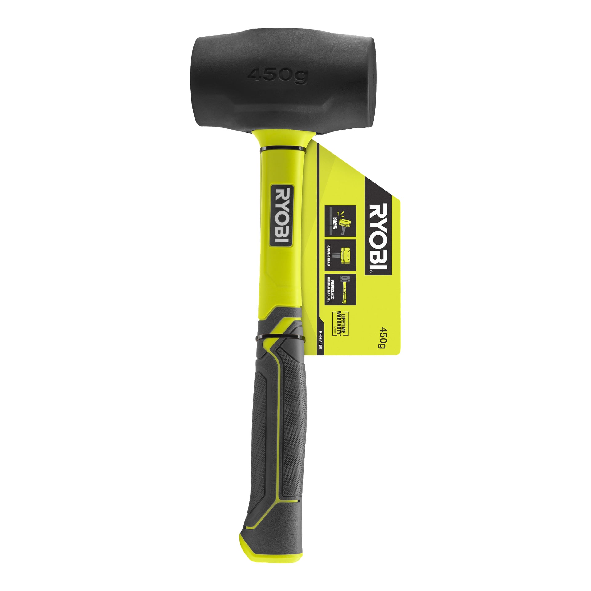 En Ryobi Rubber Hammer RHHM450 med ett 450g svart gummihuvud och ett gult handtag avslutat med ett svart grepp. Taggen som är fäst vid handtaget visar Ryobis logotyp, hammarvikt och flera ikoner som representerar produktfunktioner.