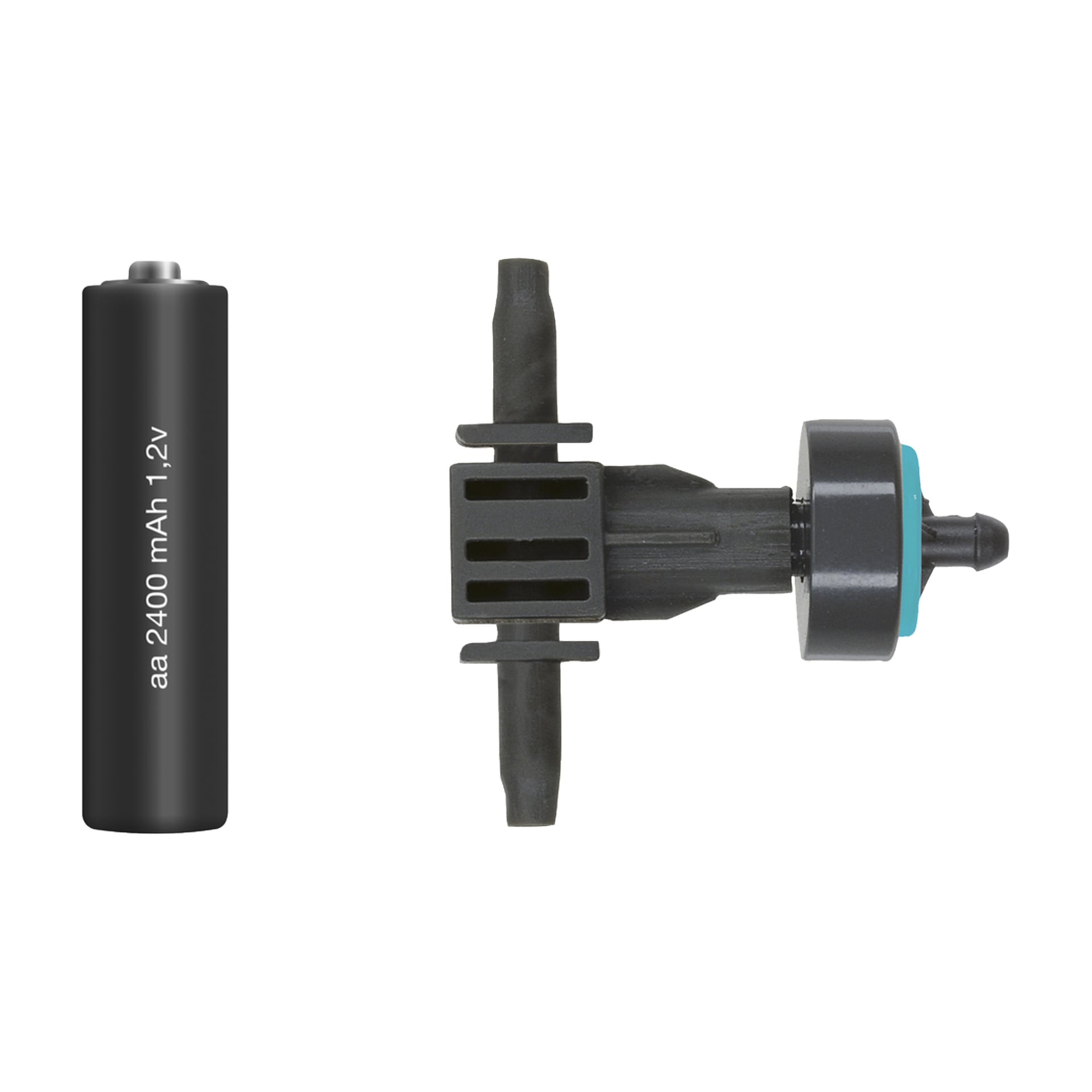 Till vänster finns ett svart AA-batteri märkt "aa 2400 mAh 1,2v." Till höger syns en svart och grå plastbevattningskoppling med en blå ring från Gardena Watering System AquaBloom Set, designad för att fästa slangar i bevattningsanläggningar.