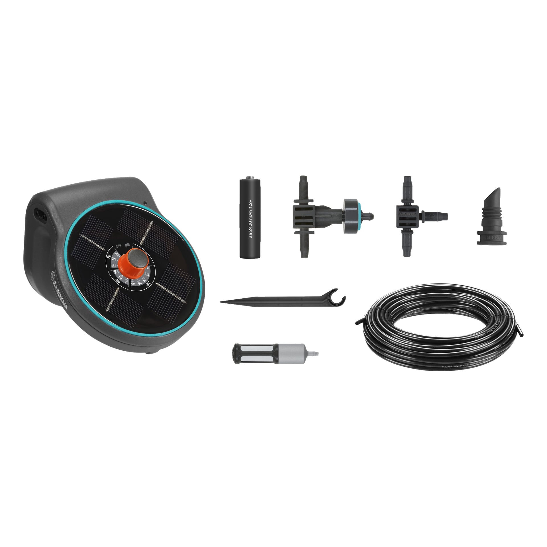Gardena Watering System AquaBloom Set visas med dess komponenter – solpanel, kontakter, munstycke, filter, markpåle, vattenslang och inline-batteri – arrangerade individuellt.