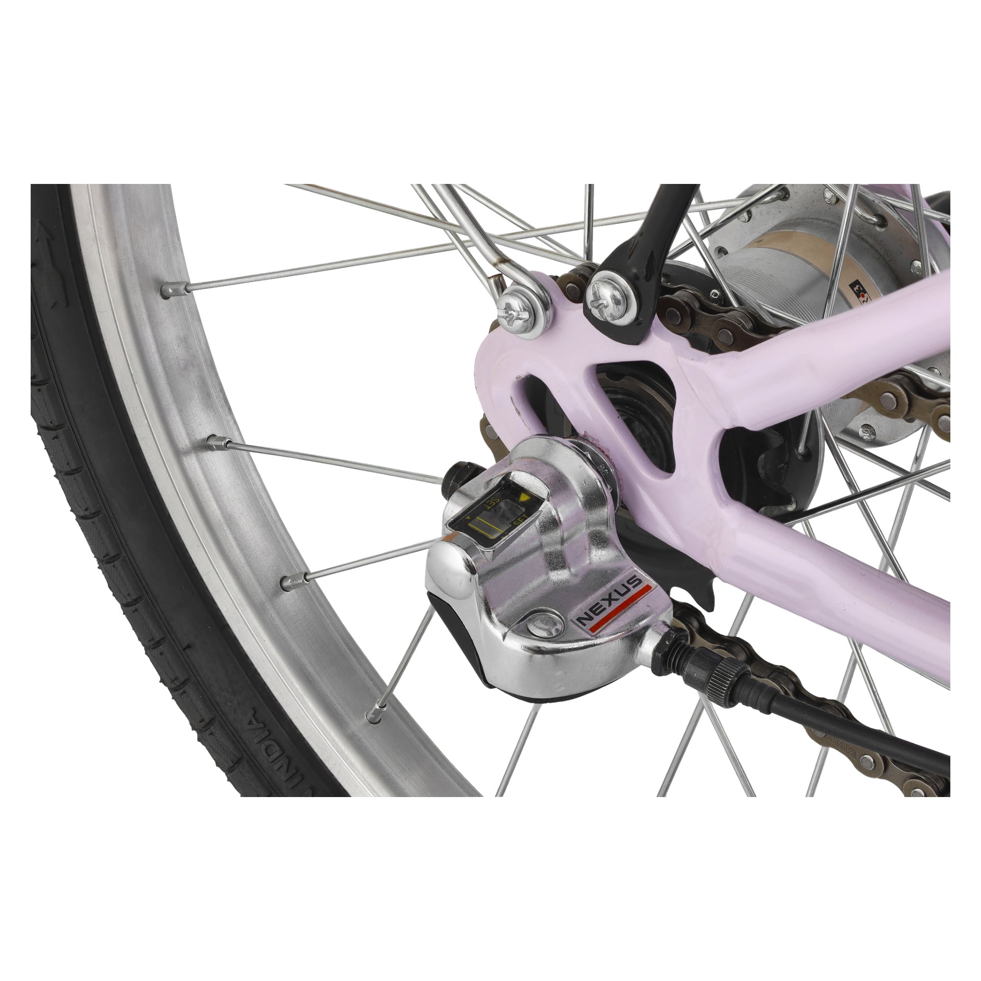 Yksityiskohtainen lähikuva takapyörästä Kayoba Children's Swanissa, jossa on Shimano Nexus -vaihtaja, ketju, vaihteet, pinnat, rengas ja osa vaaleanpunaisesta rungosta.