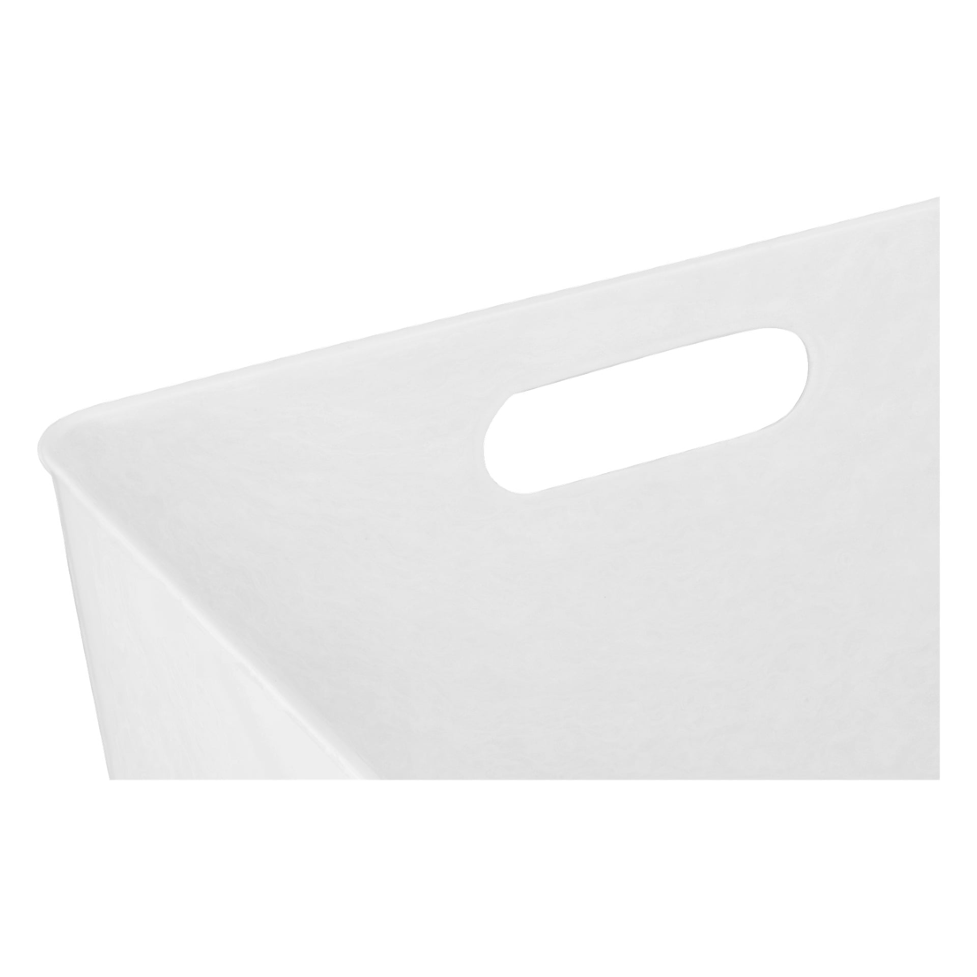 En närbild på hörnet av en Hard Head Storage-låda framhäver dess vita plastkonstruktion och ett integrerat ovalt handtagsutskärning på sidan.