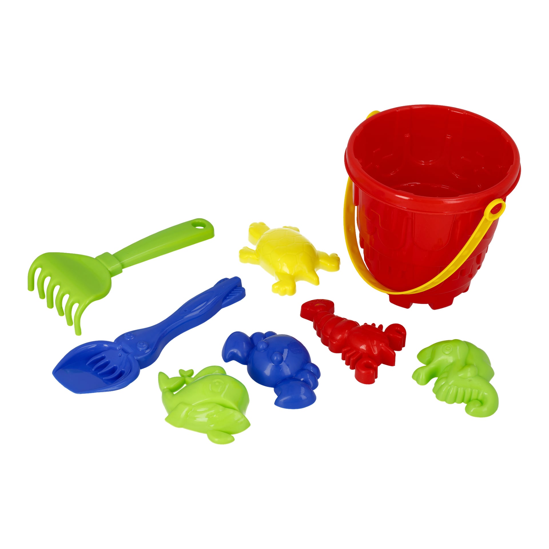 Ein Kayoba-Set mit dem Titel "Truck mit Spielzeug 7 Teilen" wird ausgestellt, darunter ein roter Eimer mit gelbem Griff, ein grüner Rechen, ein blauer Spaten und fünf leuchtend tierförmige Sandformen wie Schildkröte, Hummer, Fische und Krabbe.