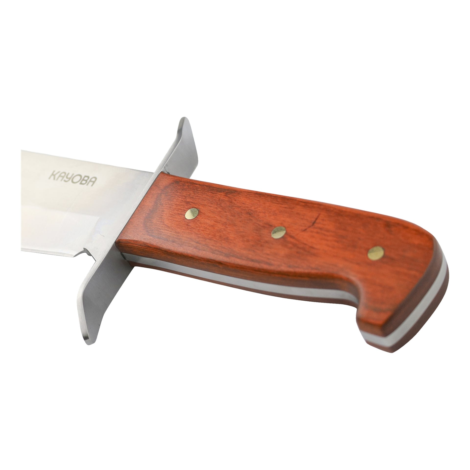 En närbild av en stor Kayoba Outdoor Bowie-kniv visar ett rostfritt stålblad graverat med varumärket och ett trähandtag fäst med tre messingsnitar.