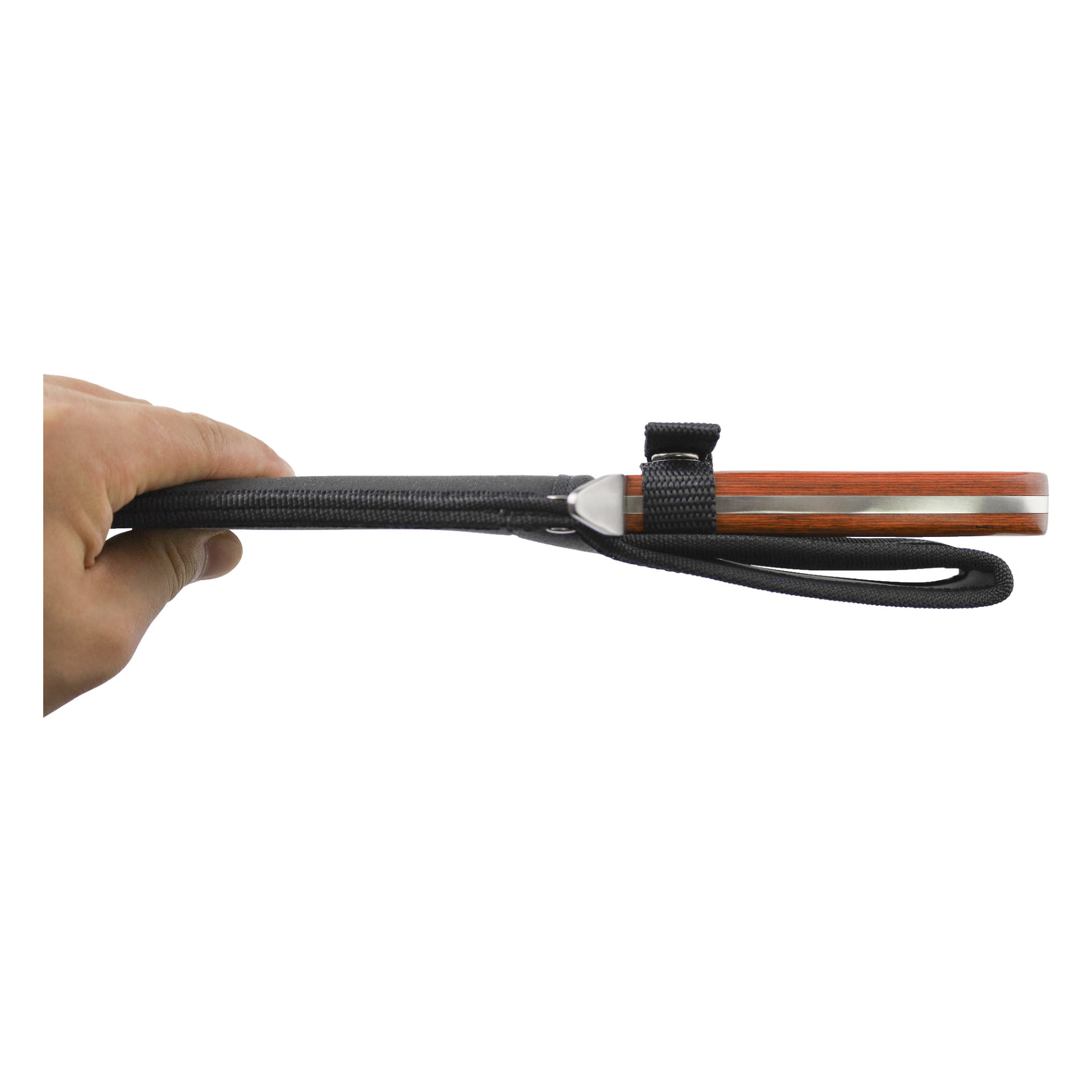En hand greppar Kayoba Outdoor Bowie-kniven, som är insvept i svart. Kniven har ett trähandtag som accentueras av en framträdande metallremsa längs sidan, och höljet är fäst med en rem och tryckknapp.