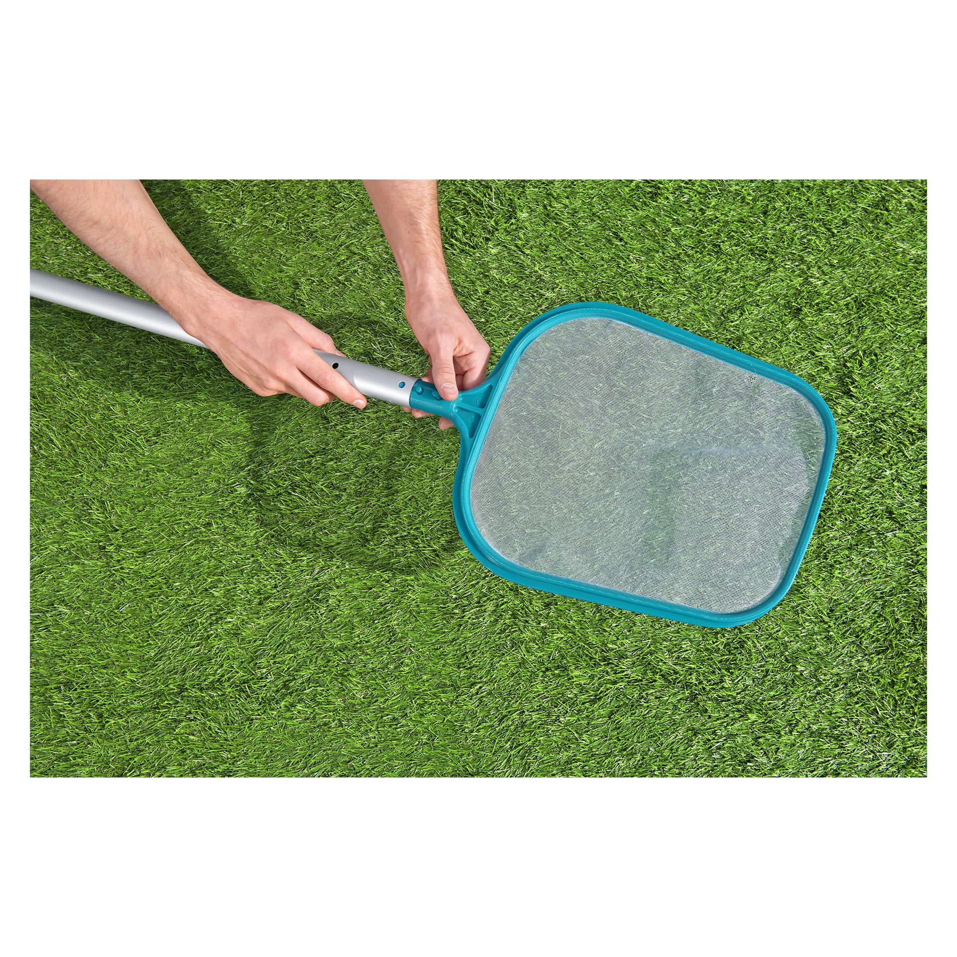 Någon står på grönt gräs och kopplar ihop det blå och vita skimmarnätet från Bestway AquaClean 3-delat set till en lång metallstång.