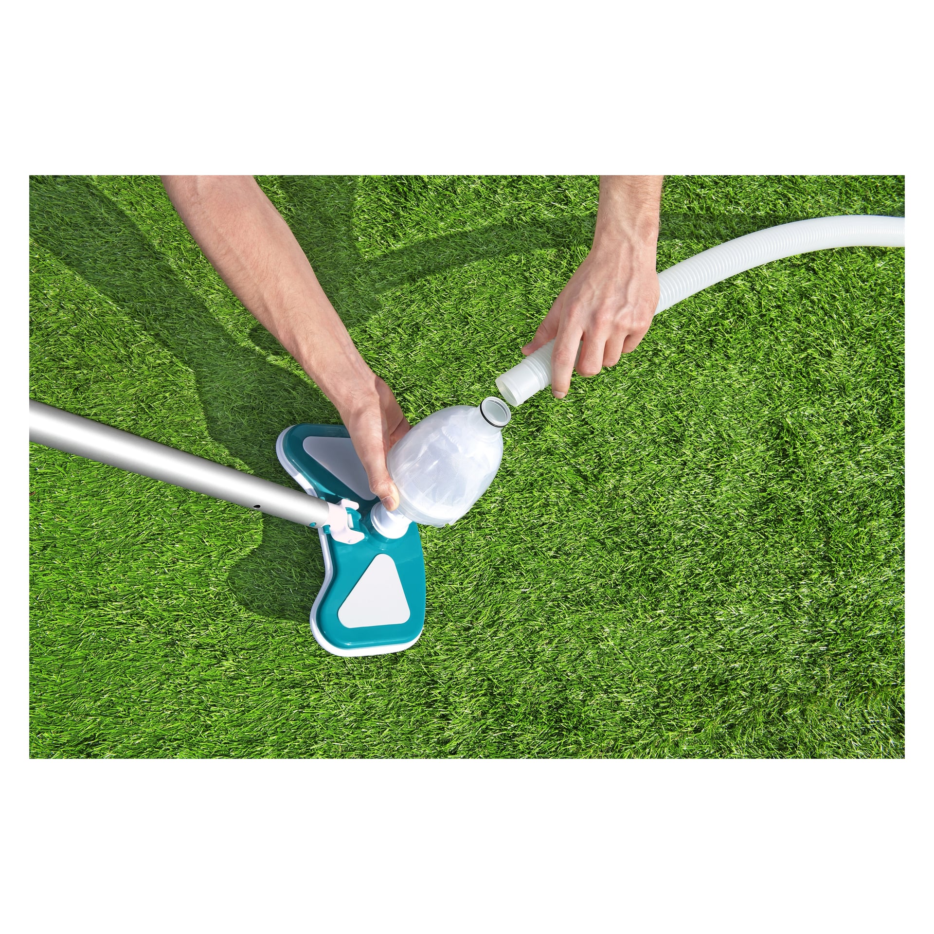Någon kopplar en slang till Bestway AquaClean 3-delade poolrengöringsset medan de står på en gräsmatta.