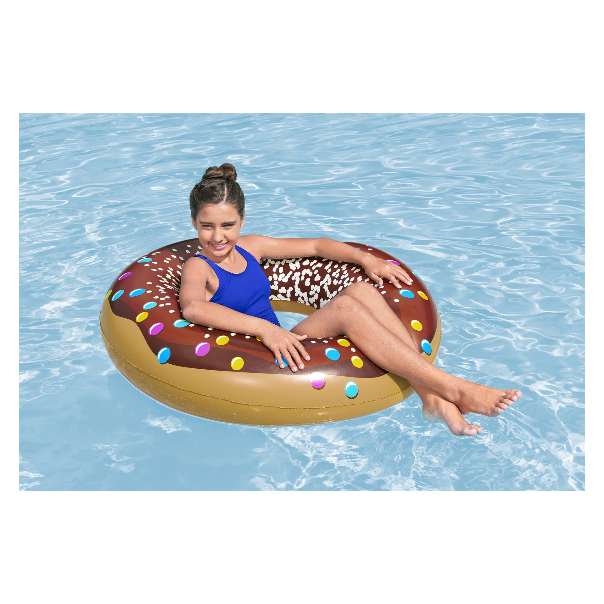 En flicka i blå baddräkt slappar i en klar pool, flytande på en donutformad Bestway-badring täckt av färgglada strössel.