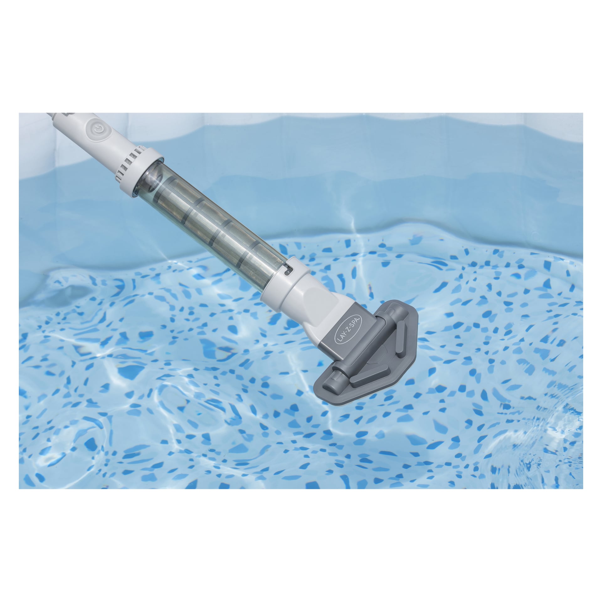 Bestway Rechargeable Lay-Z-Spa pooldammsugare fungerar under vatten och tar bort skräp från det fläckiga kakelgolvet i en klar blå pool.
