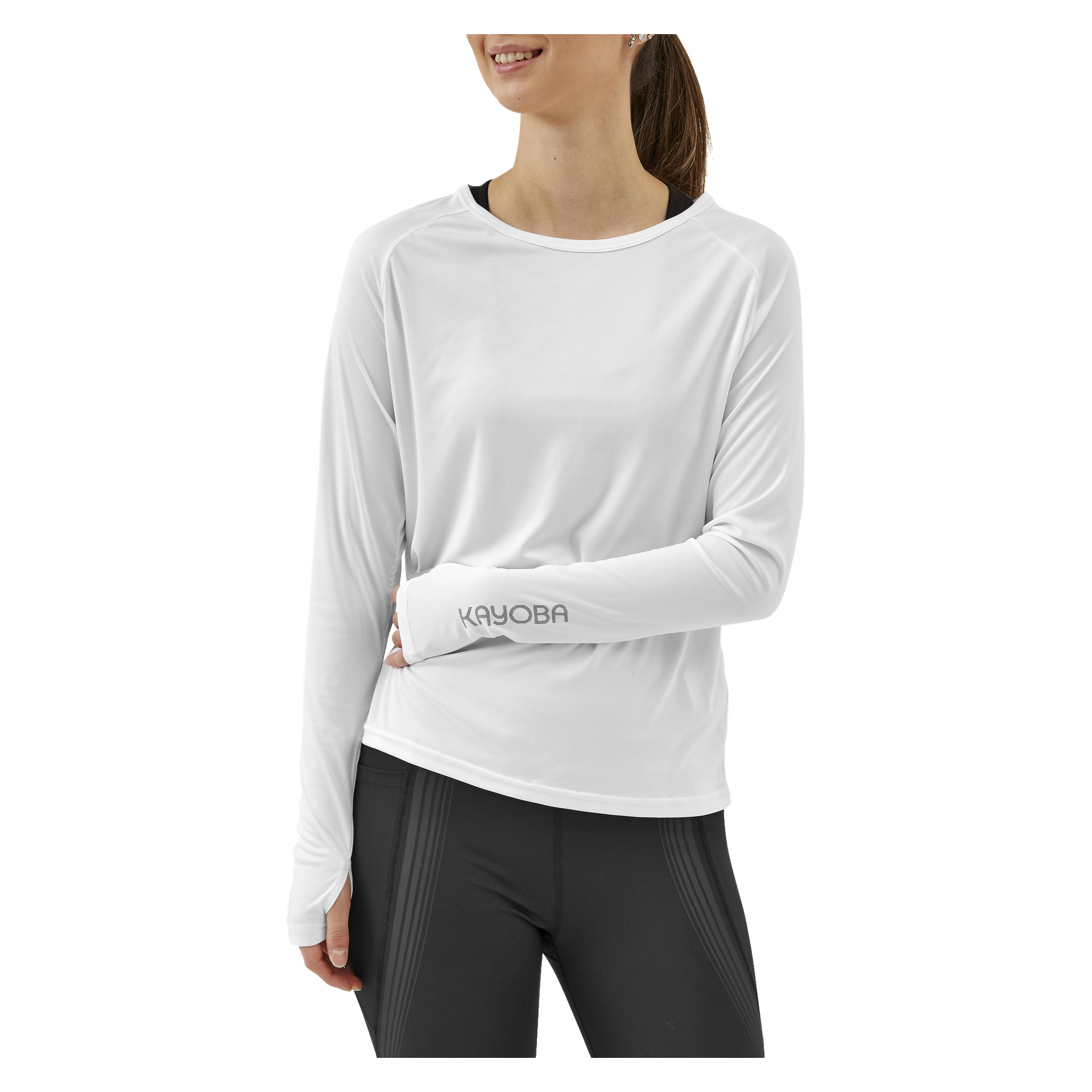 Man visar Kayoba Women's functional top Atlanta, en vit långärmad sporttröja med Kayoba-loggan på vänster handled, bärd med svarta leggings. De ler.