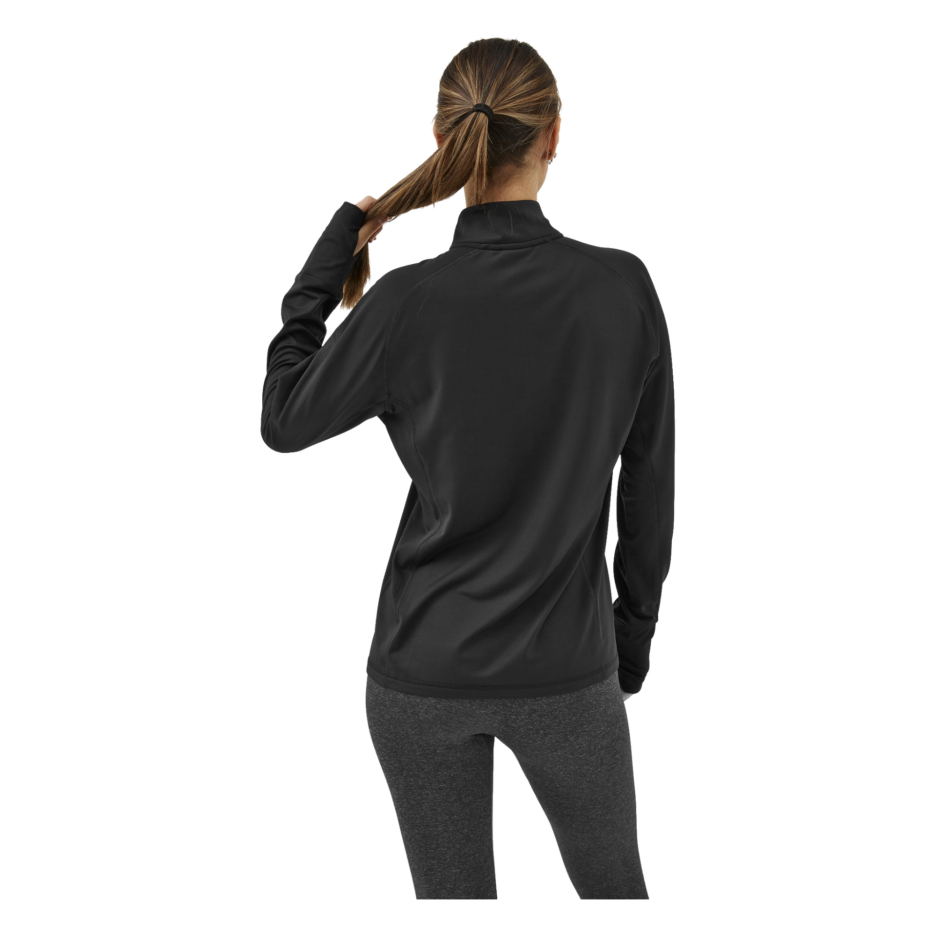 En person med långt brunt hår uppsatt i hästsvans, klädd i Kayoba Women's funktionella London topp och mörkgrå leggings, står med ryggen mot kameran och håller sin hästsvans i höger hand.