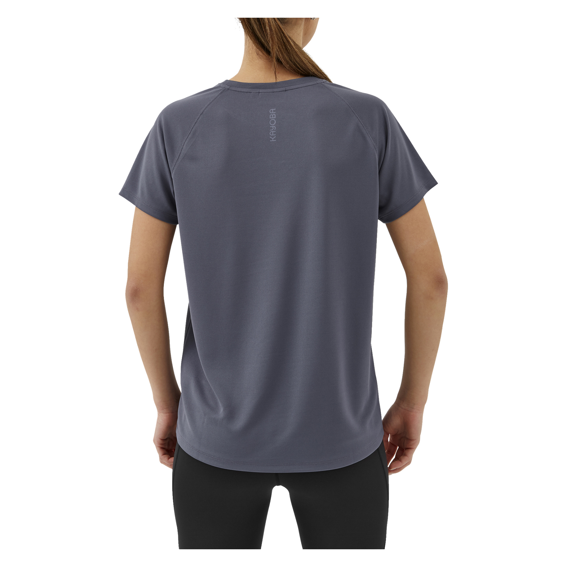 En person med brunt hår uppsatt i hästsvans syns bakifrån, iklädd Kayoba Women's functional top Tokyo – en lös grå kortärmad t-shirt – tillsammans med svarta byxor.