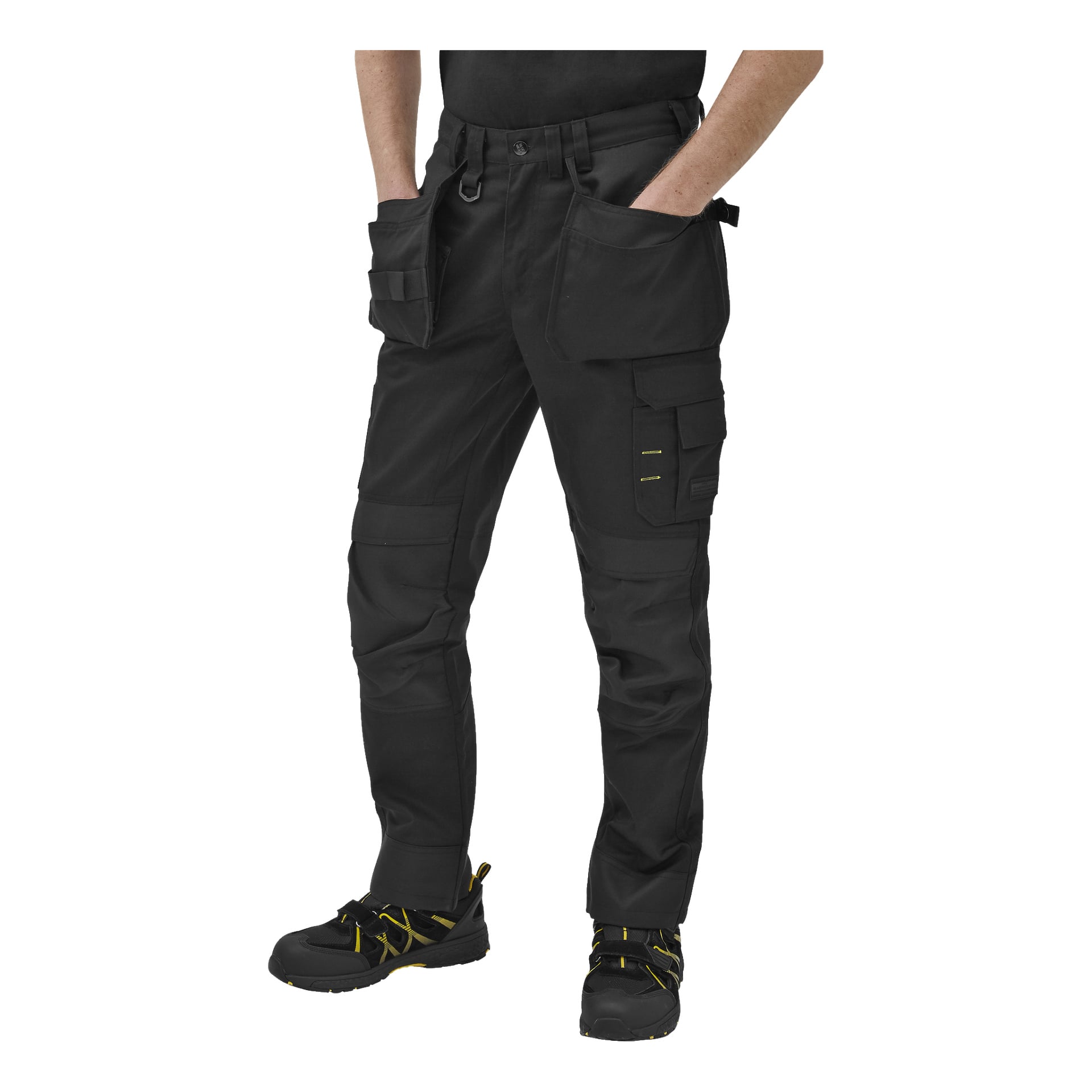 En person visas bära Bluewear Men's Rex arbetsbyxor med flera fickor och svarta arbetsskor med gula snören. Personens huvud är inte synligt.