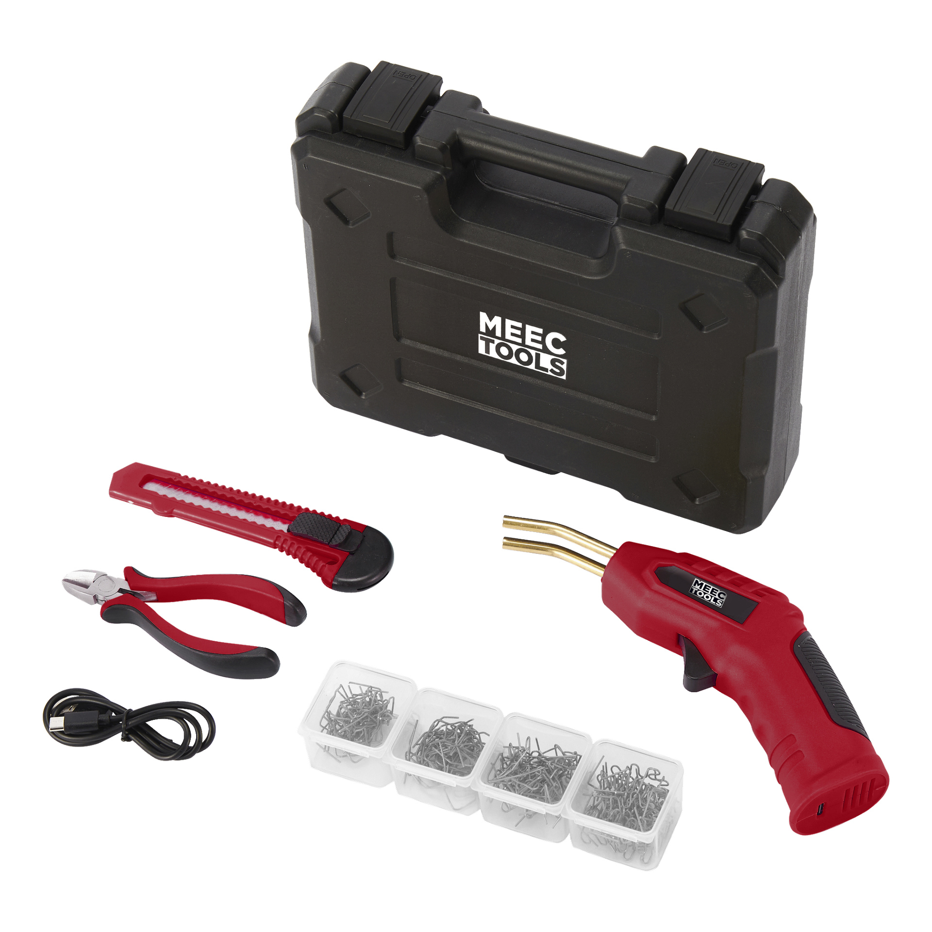 En Meec Tools häftpistol designad för plastreparationer visas med dess tillbehör: en svart bärväska, en röd hobbykniv, trådskärar, fyra lådor med metallhäftklamrar och en USB-laddningskabel.