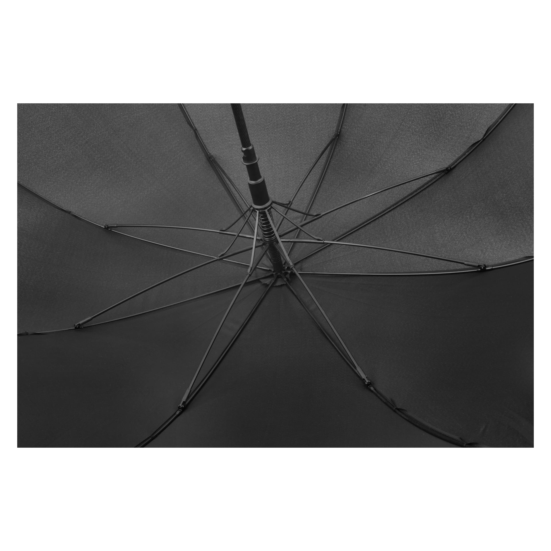 När du tittar upp från under Kayoba Outdoor Umbrella ser du dess tätt spända svarta tyg med metallribbor och bårar som sträcker sig från en central stång i en balanserad, eksliknande design.