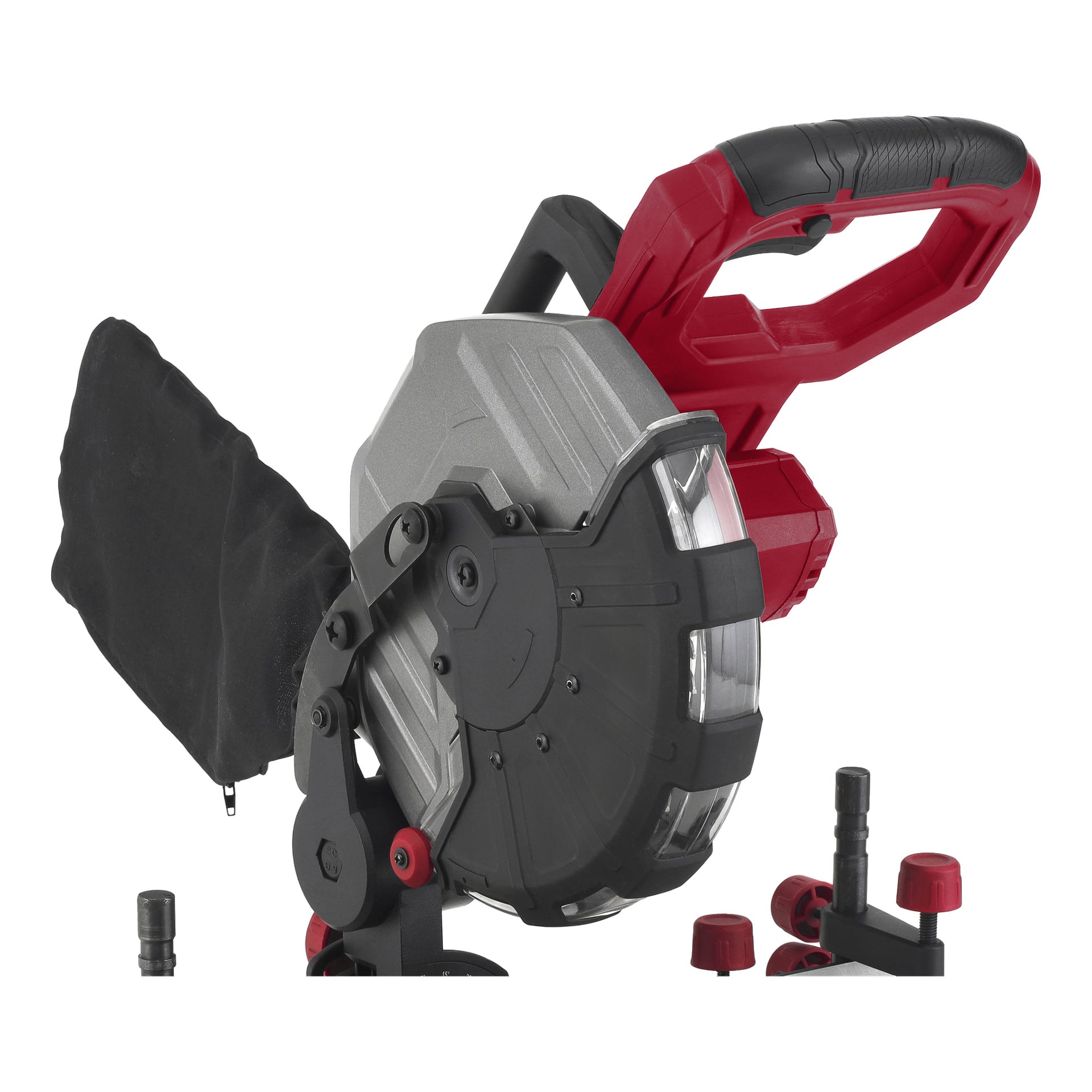 Nahaufnahme der batteriebetriebenen Gehrung von Meec Tools Multiseries zeigte den MS-18V HOME 500 in Rot und Schwarz, mit einem angebrachten Staubabsammelbeutel. Die Säge steht aufrecht, wobei ihr Blattschutz und die Einstellknöpfe deutlich sichtbar sind. Teile der Basis und der Klemmen sind ebenfalls sichtbar.