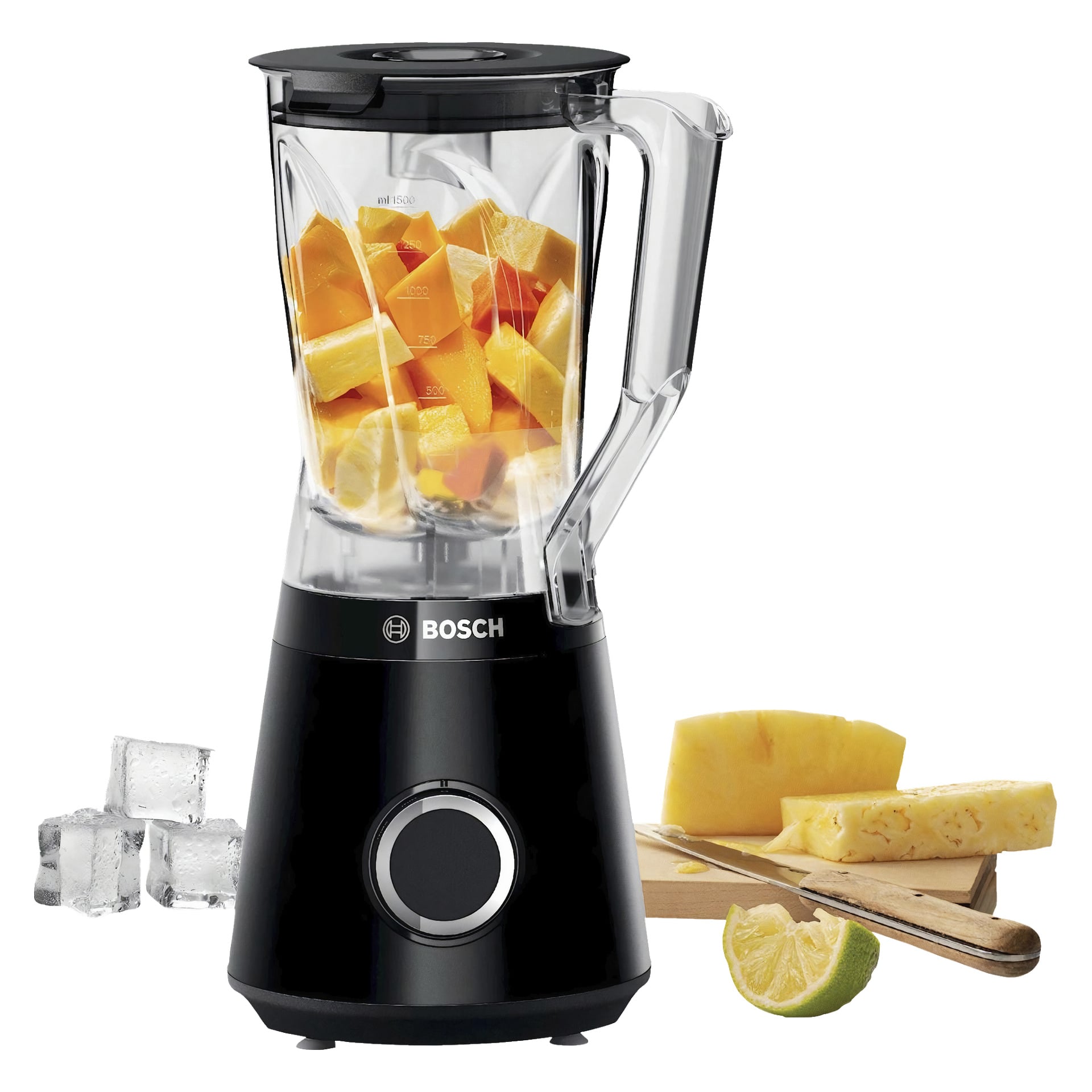En svart Bosch Home Blender MMB6141B innehåller skivade apelsin- och ananasbitar. Bredvid den står en liten träplatta som visar isbitar, ananasbitar och en halverad lime.