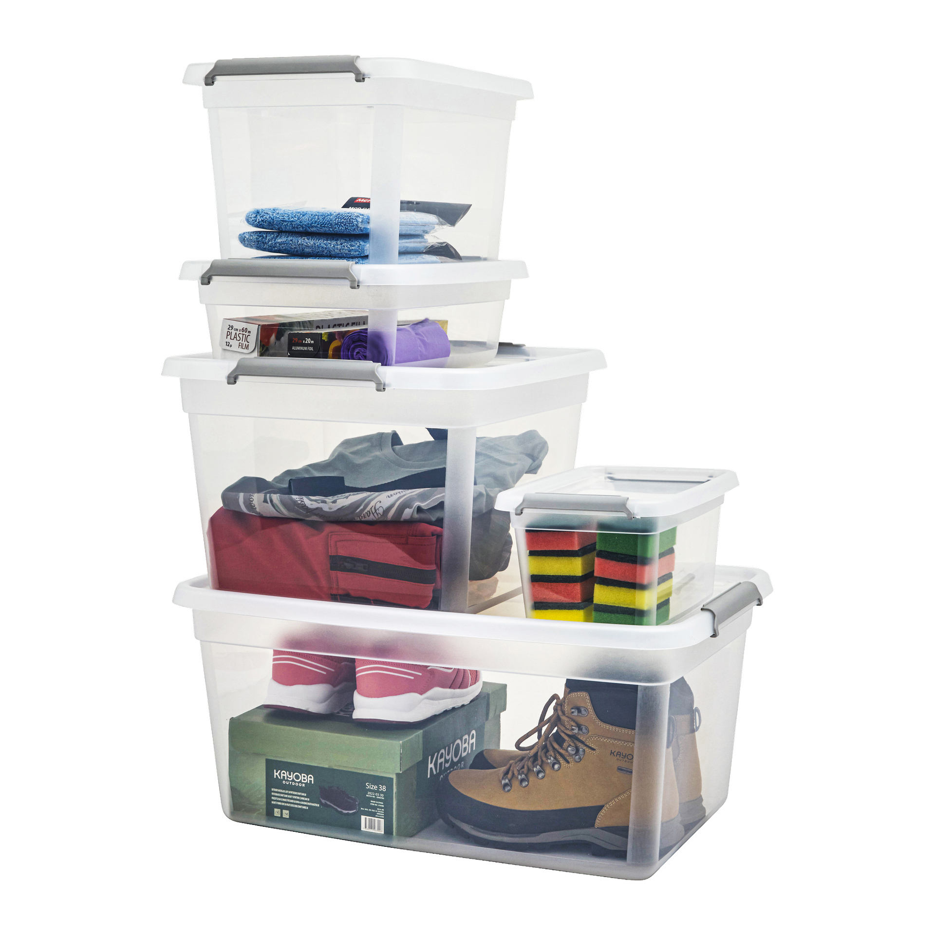 Fem Hard Head Storage-lådor med lock är staplade. De transparenta sidorna visar att de innehåller en blandning av saker som handdukar, kläder, mindre lådor, svampar och skor.
