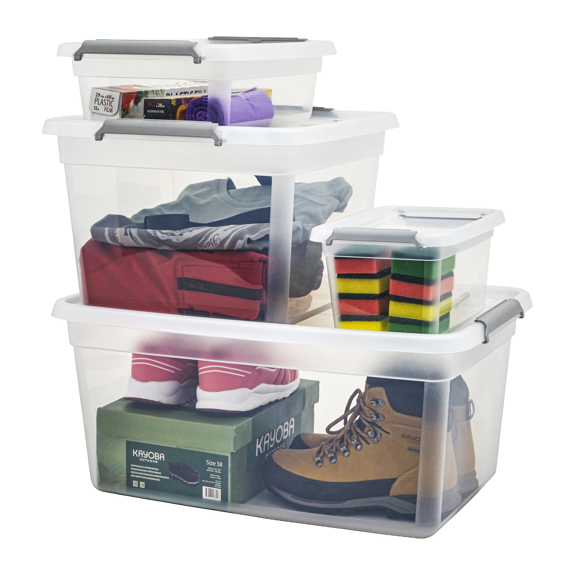 Fyra genomskinliga plastlådor för Hard Head Storage med vita lock är staplade. Varje behållare innehåller olika föremål, inklusive kläder, skor (vissa i sina ursprungliga skokartonger längst ner), stövlar, svampar och hoprullade handdukar.