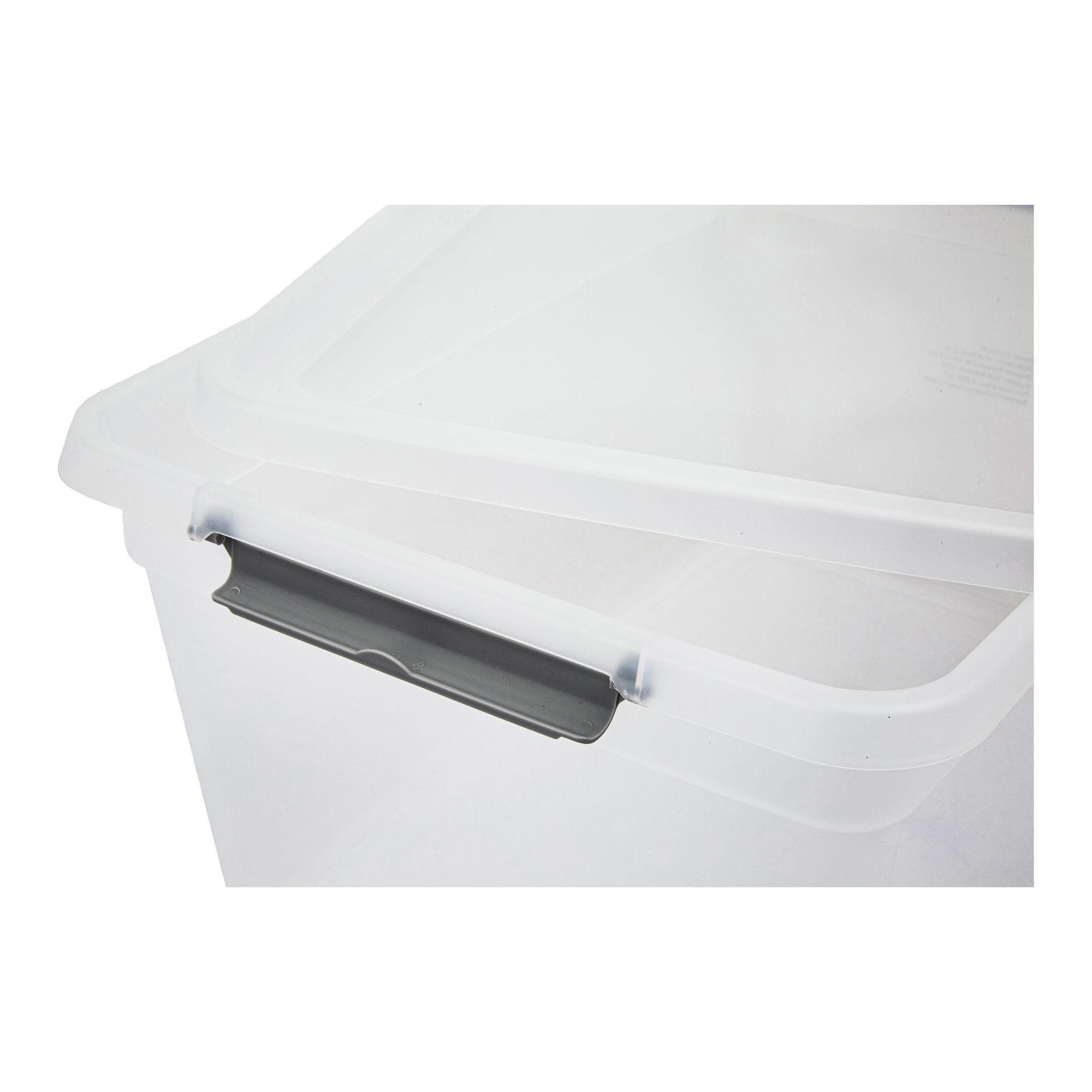 Detaljerad vy av Hard Head Storage-lådan, med dess genomskinliga plastbas, halvgenomskinliga lock och stadiga mörkgrå lås. Fokus ligger på ett hörn av lådan för att framhäva låsets detaljer och hur hårt locket sitter på plats.