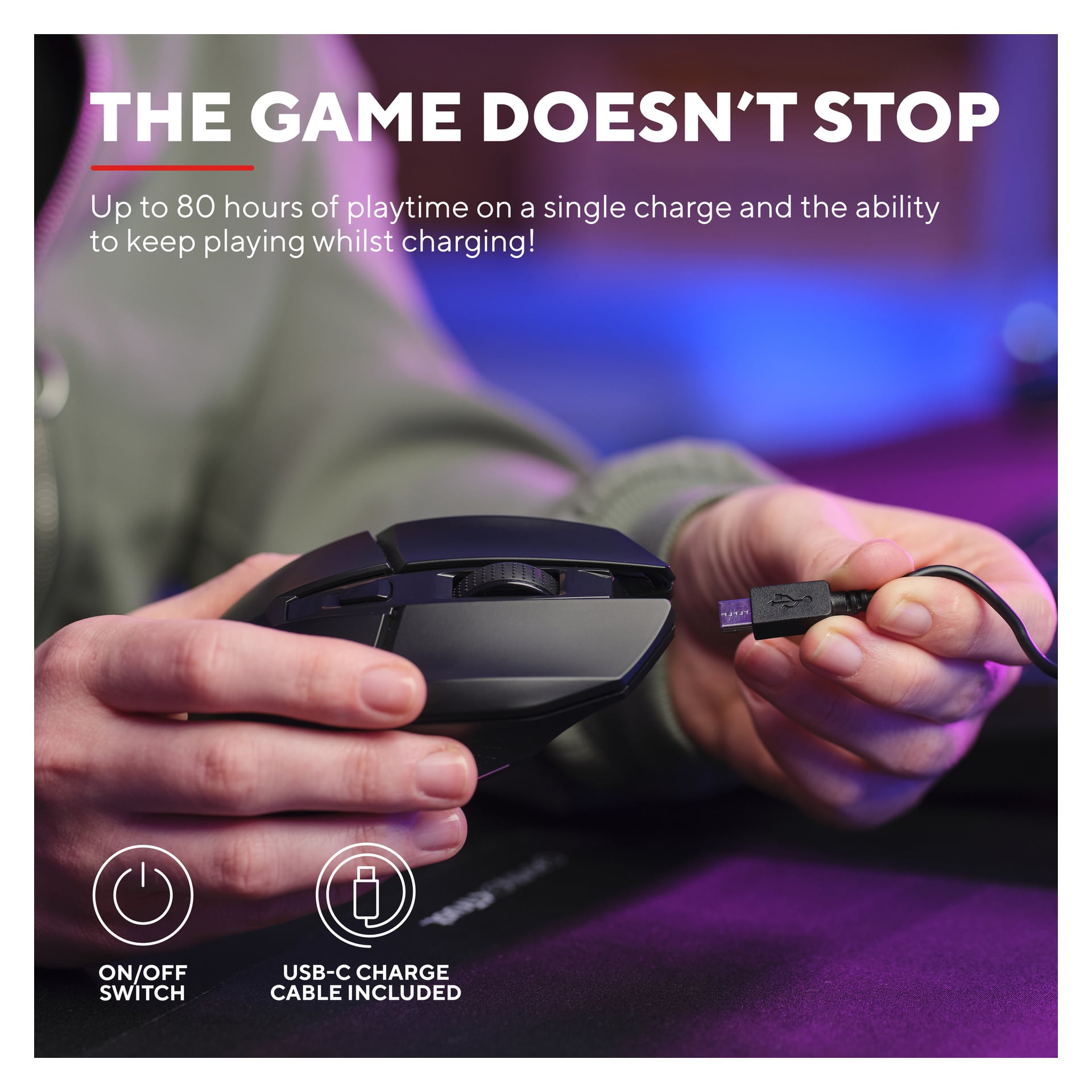 Ktoś trzyma w jednej ręce mysz Trust Gaming Wireless oraz zestaw podkładek GXT 112 FELOX (dwa części), a drugą podłącza dołączony kabel USB-C. Wyróżnione funkcje wskazują na do 80 godzin pracy baterii, przełącznik włącz/wyłącz oraz kabel ładowania USB-C.