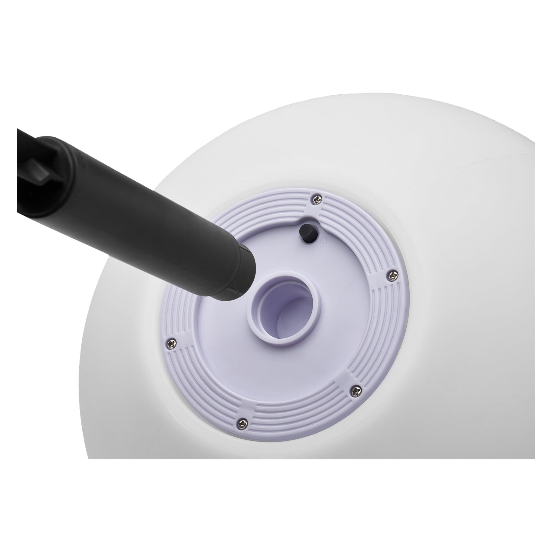 Detaljerad närbild av Anslut LED-solgloben visar en rund vit topp placerad på en lila plastsockel fäst med fyra synliga skruvar. En svart cylindrisk stav sträcker sig i vinkel från basen, med betoning på var den kopplas och omgivande komponenter.