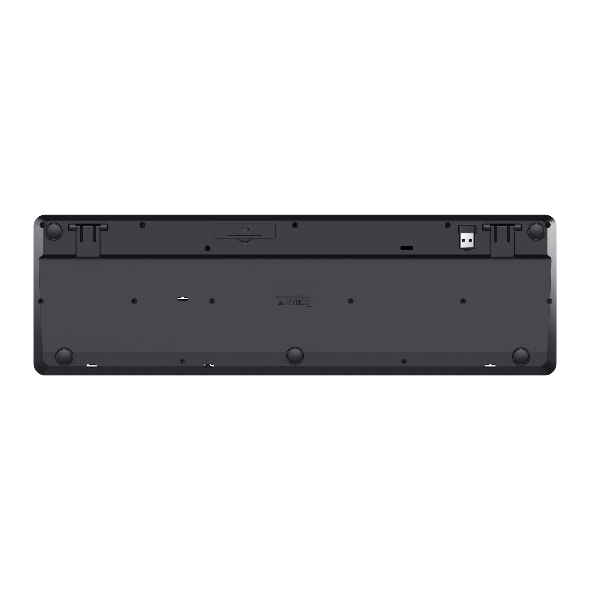 Undersiden av Trust Wireless-tastaturet Ody II har gummiputer, et batterirom, uttrekkbare føtter og en USB-trådløs mottaker plassert i sin egen spor.