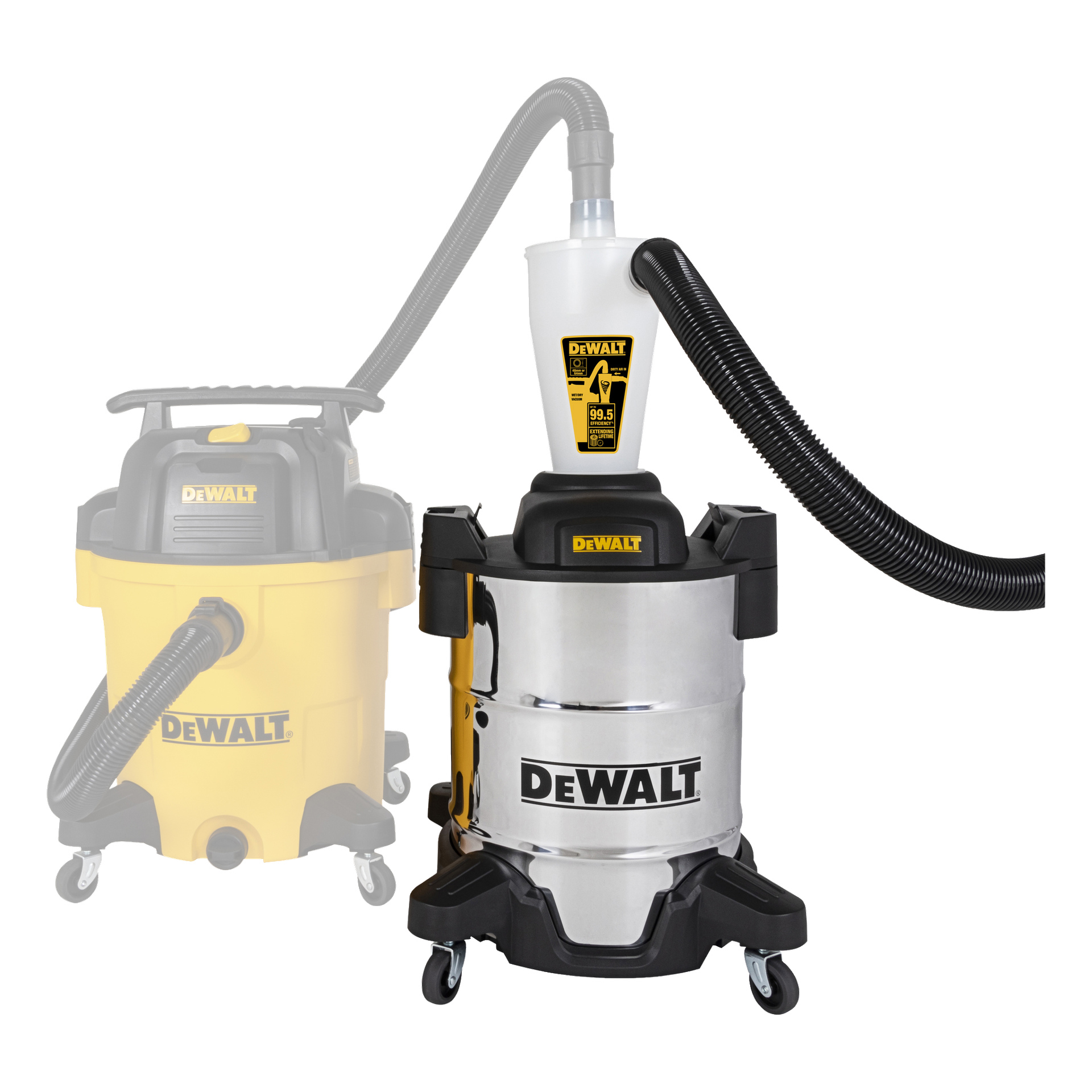 DeWalt Dust Separator DXVCS003 är kopplad till en DeWalt våt-/torrverkstadsdammsugare i rostfritt stål med hjulhjul, med en svag gul dammsugare synlig i fjärran.
