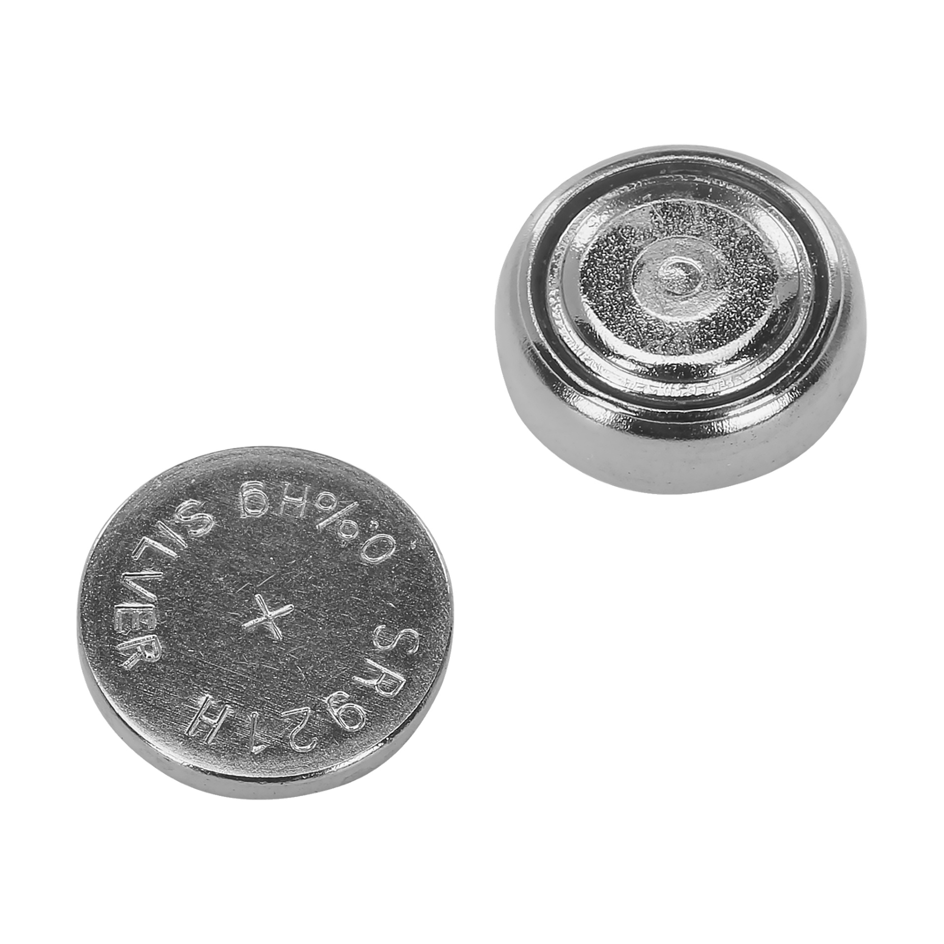 Näytetään kaksi Anslut Button Cell -paristoa Extreme Power (2 pakettia). Yksi pieni, pyöreä, hopeinen paristo paljastaa kaiverretut yksityiskohdat, kun taas toinen esittää sileän, ilmeettömän puolensa.