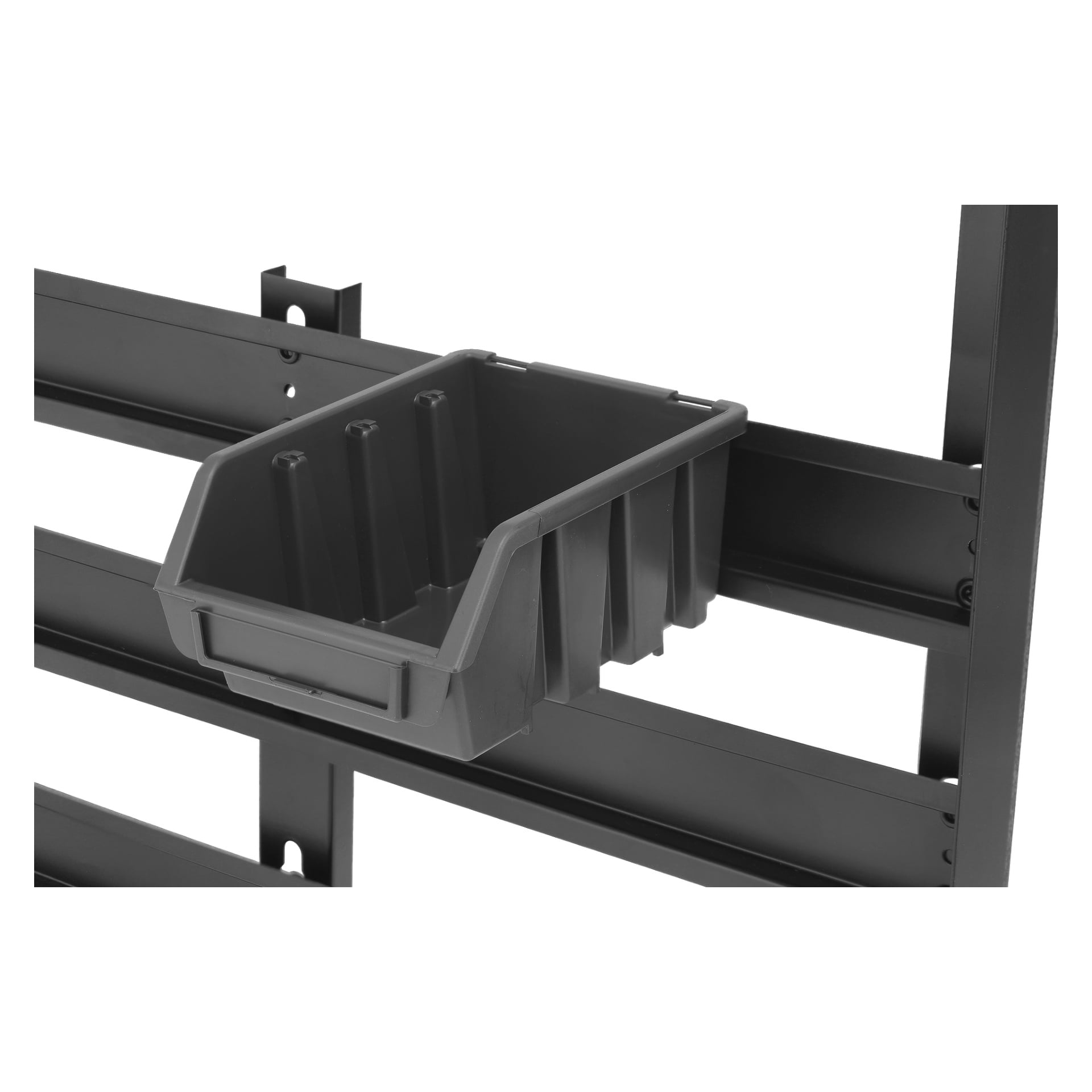 "Hard Head Bench stand for asortment boxes" to plastikowy pojemnik z bocznymi rowkami i otwartym wierzchem, zaprojektowany do przypinania do metalowego stojaka z poziomymi szczelinami do organizowania drobnych przedmiotów.