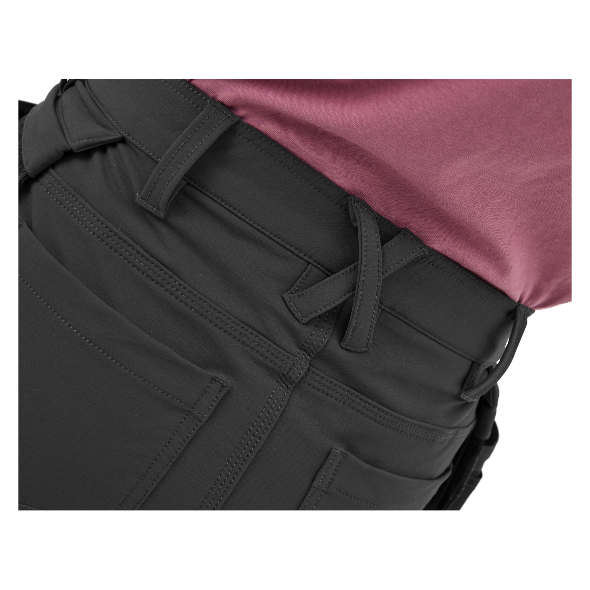 Zbliżenie pokazuje osobę ubraną w czarne robocze szorty robocze Bluewear Pro Workwear Women's Stella z kilkoma kieszeniami i paskiem z szlufkami, uzupełnione różową koszulą włożoną w środek.