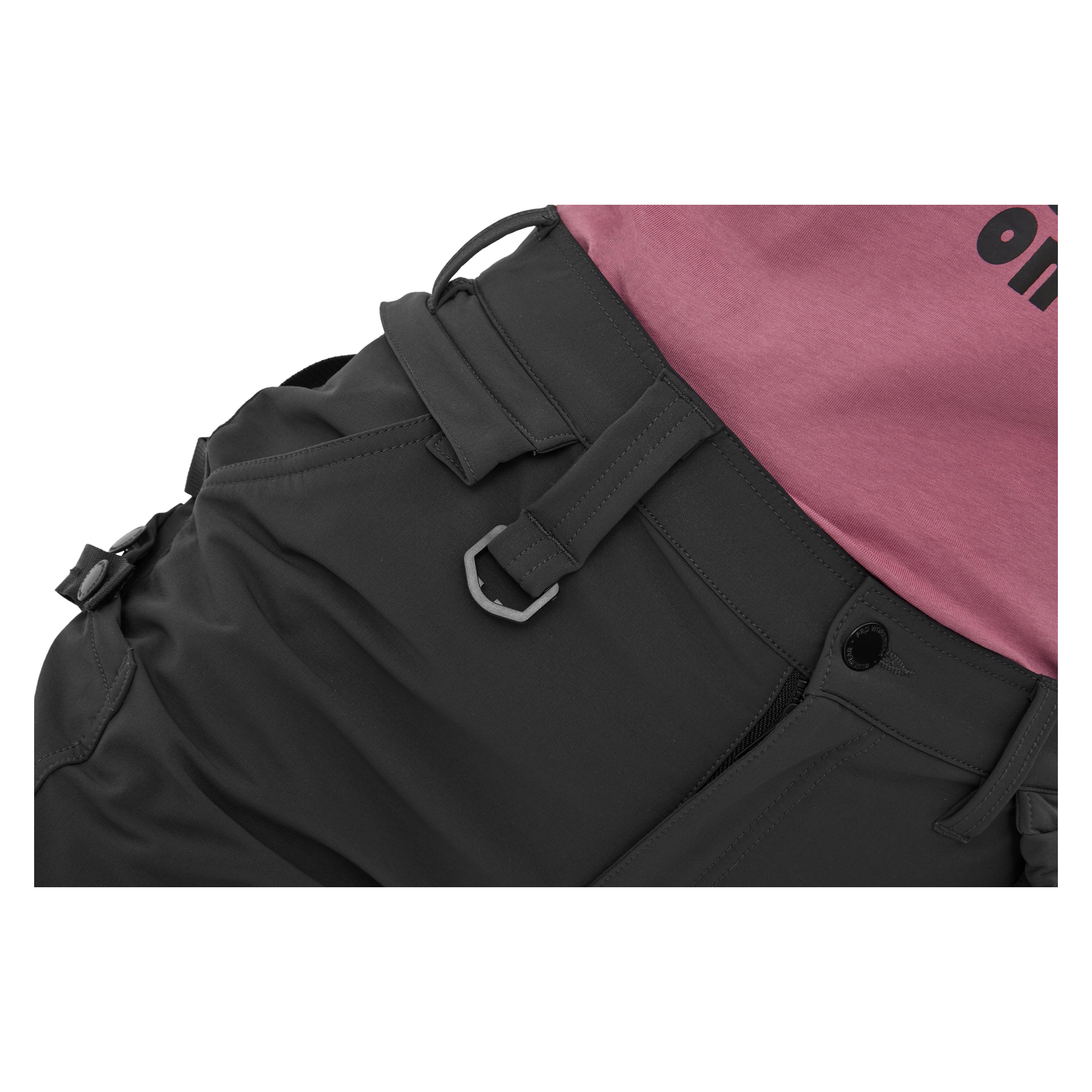 Zbliżenie osoby ubranej w damskie szorty robocze Stella od Bluewear Pro Workwear, ciemnoczarne z paskiem w talii i metalową klamrą, akcentami na paskach oraz wieloma kieszeniami, noszone razem z różową koszulą.