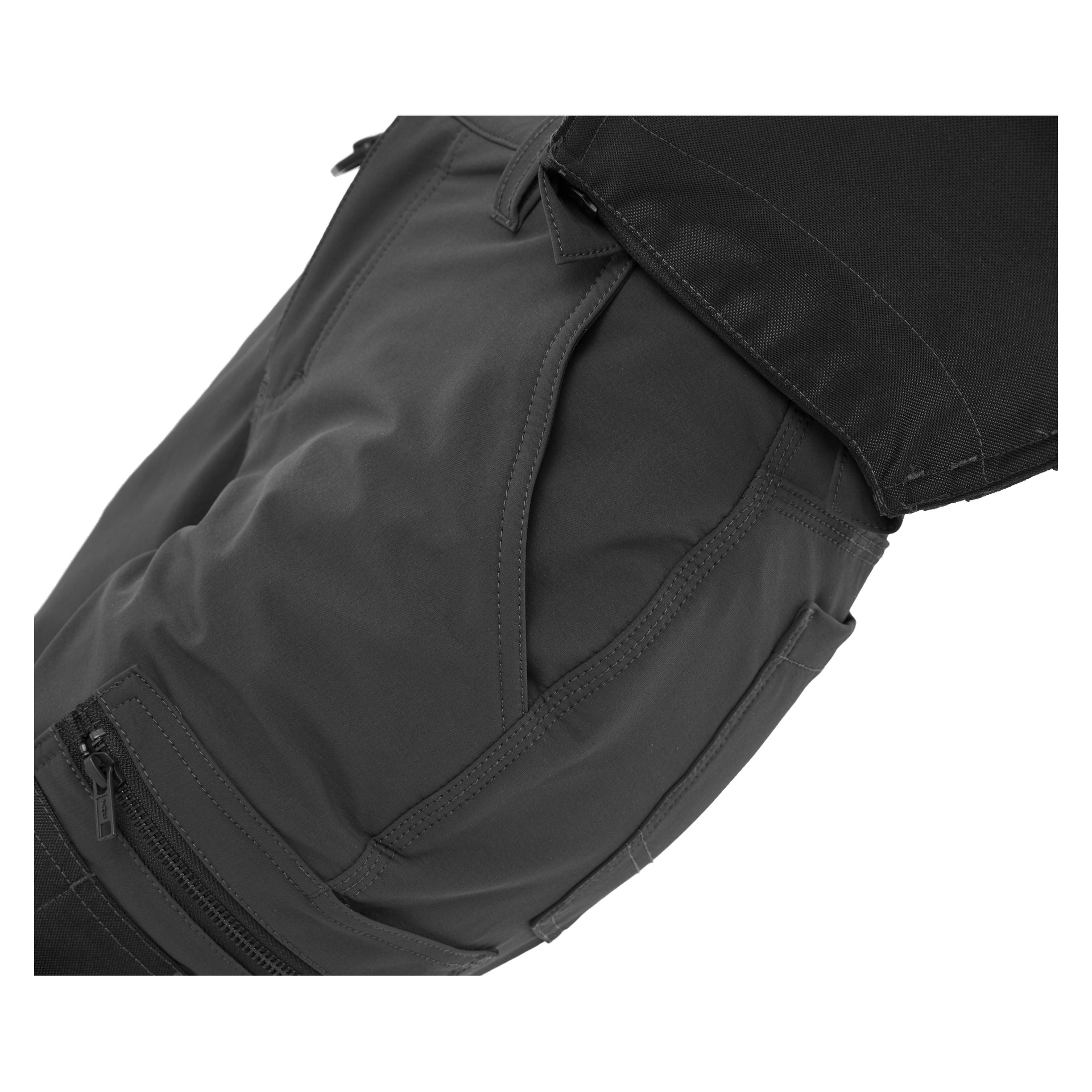 Nærbilde av Bluewear Pro Workwear kvinnelige Stella arbeidsshorts i svart, som viser flere lommer, en med glidelås. Fokuset er på hofte og øvre lår, og viser tydelig stoff, sømmer og lommedetaljer uten synlig merkevare eller logoer.