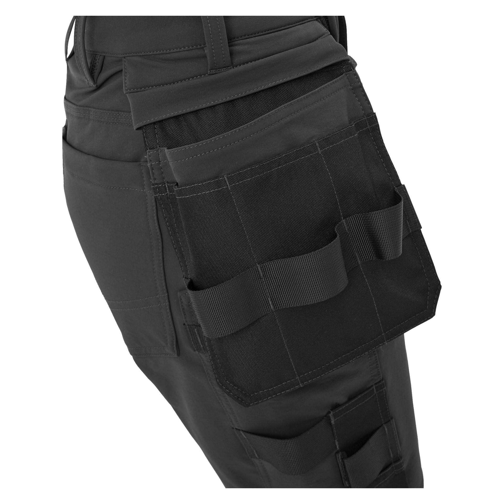 Eine Nahaufnahme einer Person, die Bluewear Pro Workwear Stella Damenarbeitsshorts trägt, die mehrere Taschen haben, darunter eine große Klappentasche mit elastischen Schlaufen und sichtbaren verstärkten Nähten, ideal zum Mitführen von Werkzeugen oder Ausrüstung.