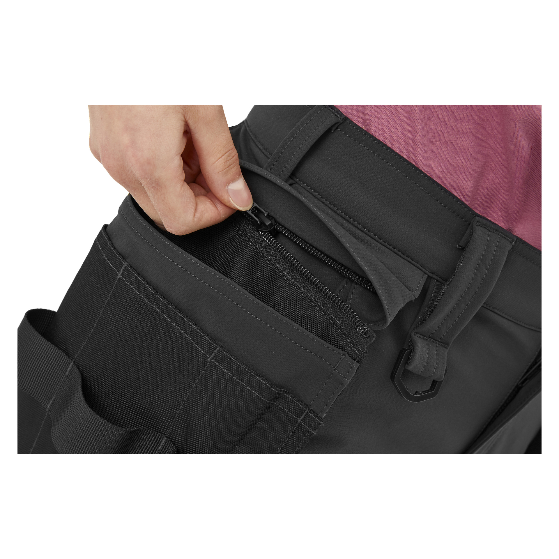 Jemand, der die schwarzen Stella Damenarbeitsshorts von Bluewear Pro Workwear trägt, öffnet mit der rechten Hand eine kleine Seitentasche und legt so ein inneres Netzfach frei. Die Shorts zeigen eine Gürtelschlaufe und einen befestigten Gurt.