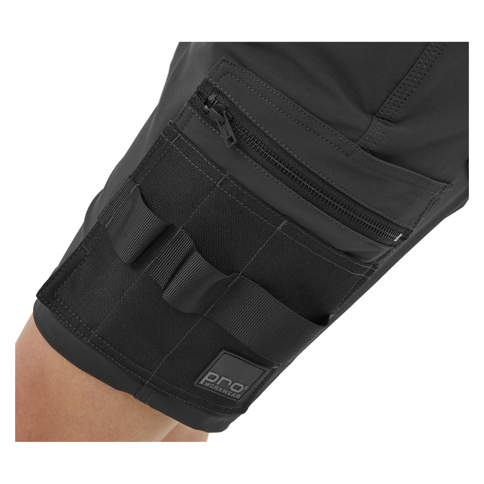 Detaillierte Ansicht einer schwarzen Oberschenkeltasche der Stella Women's Work Shorts von Bluewear Pro Workwear, mit Blick auf das Reißverschlussfach, elastische Werkzeugschlaufen und das sichtbare PRO WORKWEAR-Tag. Die Shorts werden von jemandem getragen.