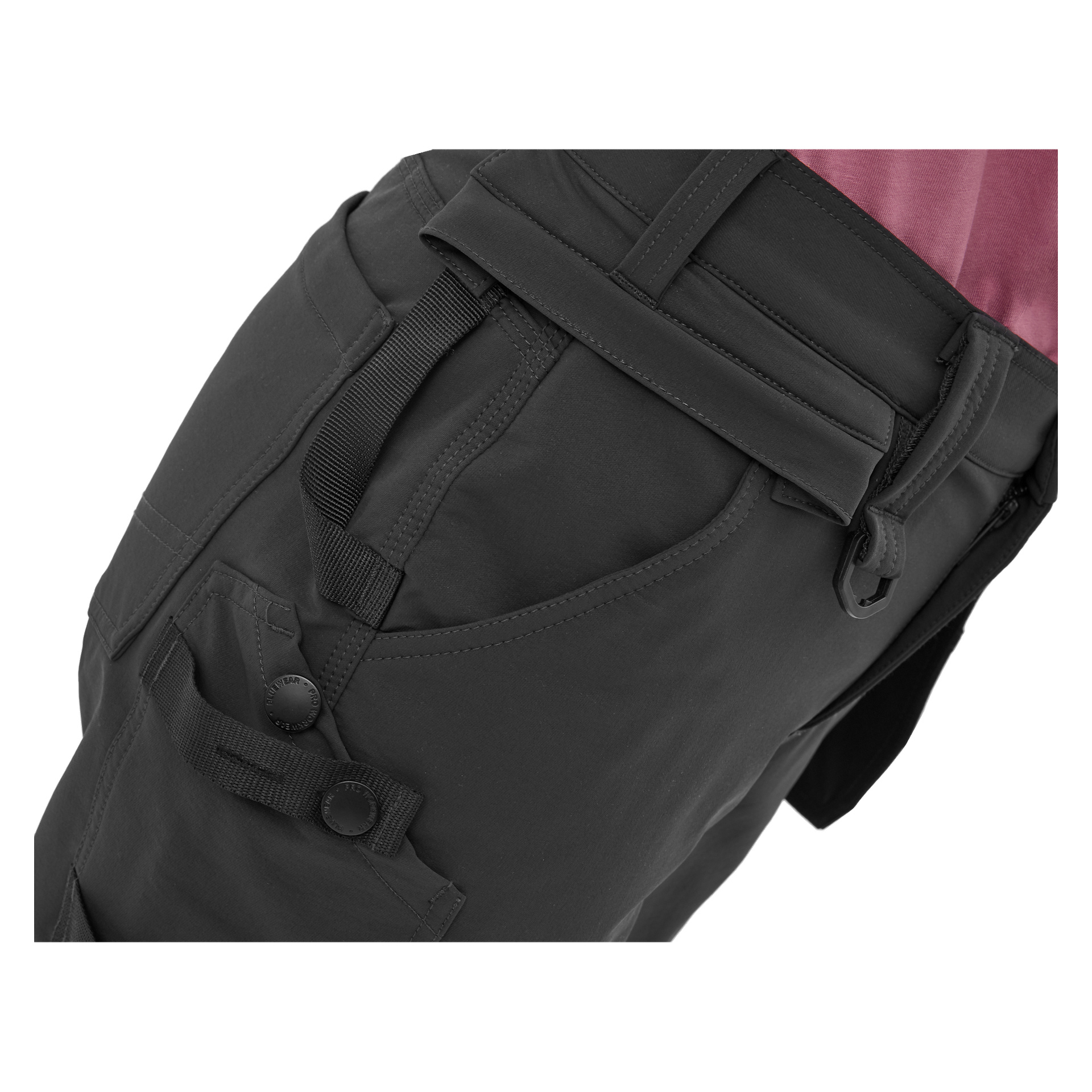 Eine Person trägt die Stella Damenarbeitsshorts von Bluewear Pro Workwear, kombiniert mit einem eingesteckten rosa Hemd. Die Shorts haben mehrere Taschen, auffällige Nähte und einen geknöpften Träger am linken Oberschenkel. Der Seitenwinkel betont die Konstruktion und die Merkmale der Shorts.