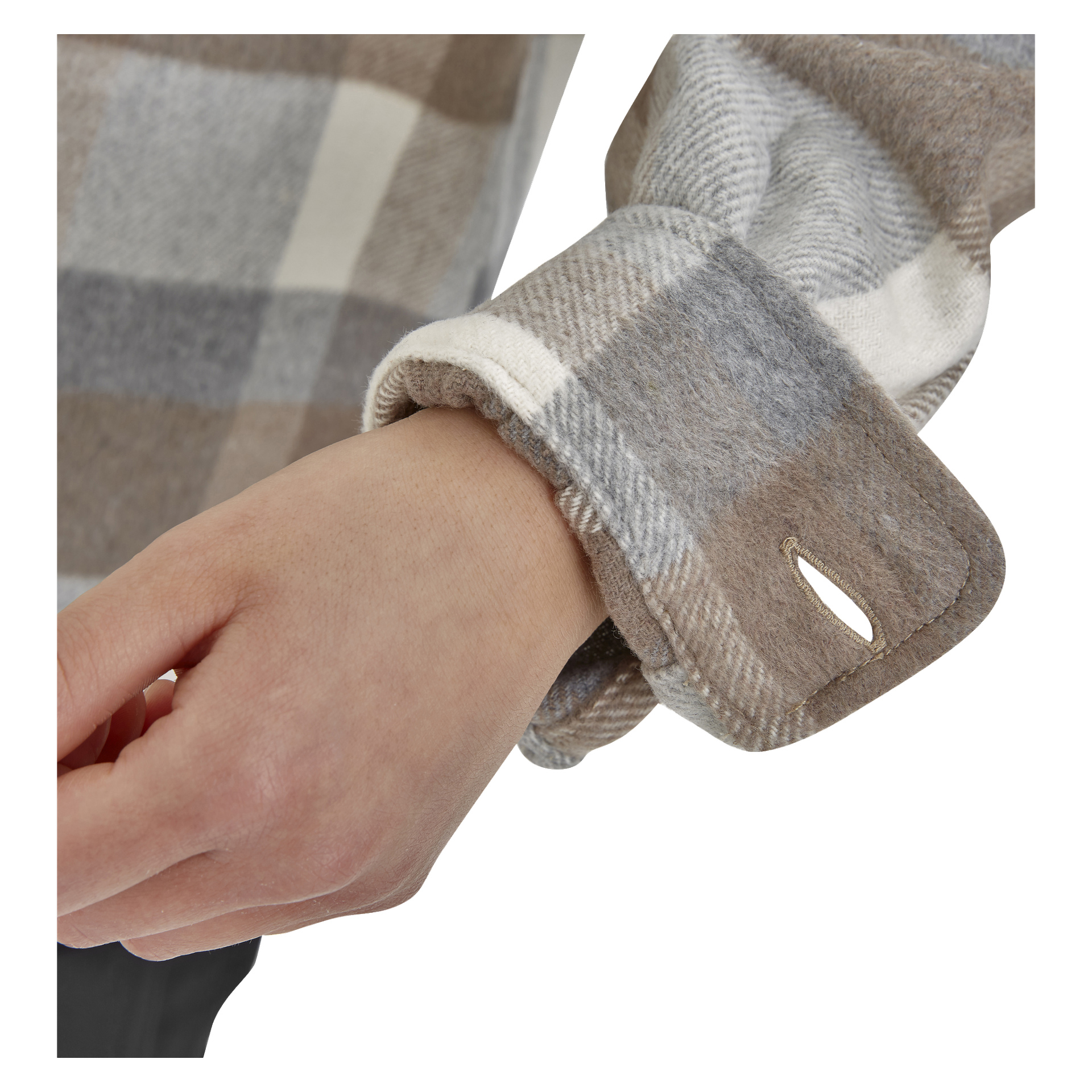 Lähikuvassa henkilö säätää Kayoba Outdoor Women's Overshirt Idhultin kalvosinta, joka erottuu beigen, harmaan ja valkoisen ruudullisen kuvion sekä näkyvästä napinreiästä kalvosimessa.