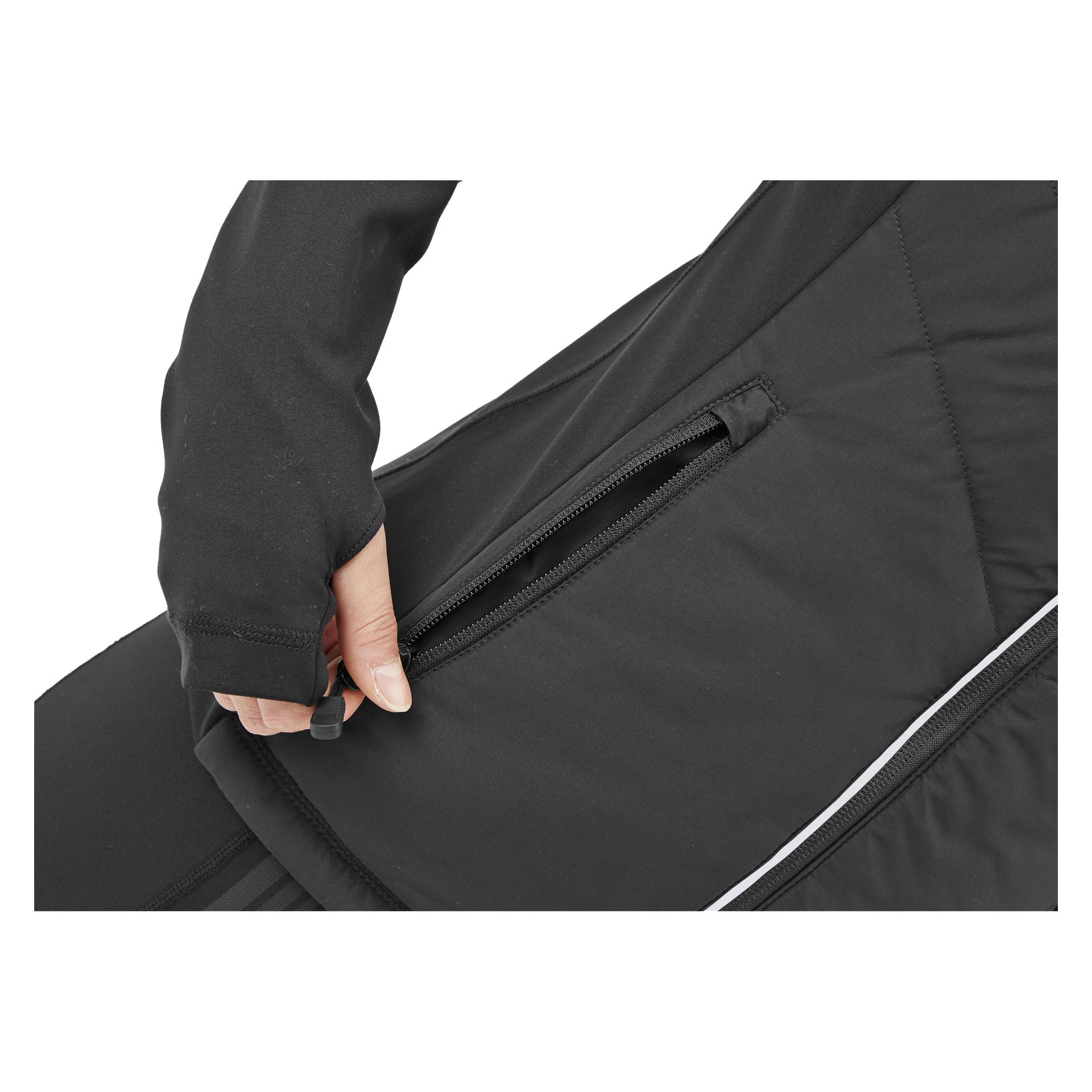 Jemand öffnet gerade eine Tasche der Kayoba Women's Innsbruck reversible Laufjacke, die schwarzen Stoff, ein Daumenloch im Ärmel und einen reflektierenden Streifen entlang der Naht enthält.