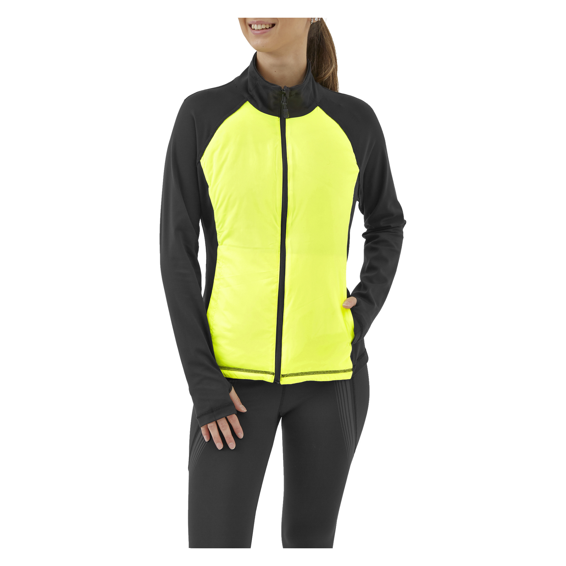 Hymyilevä henkilö poseeraa yhdellä kädellä Kayoba Women's Reversible Running Jacket Innsbruckin taskussa, jossa on musta ja kirkkaan keltainen vetoketjullinen kuvio, pitkät hihat ja korkea kaulus, ja jota käytetään mustien leggingsien kanssa.