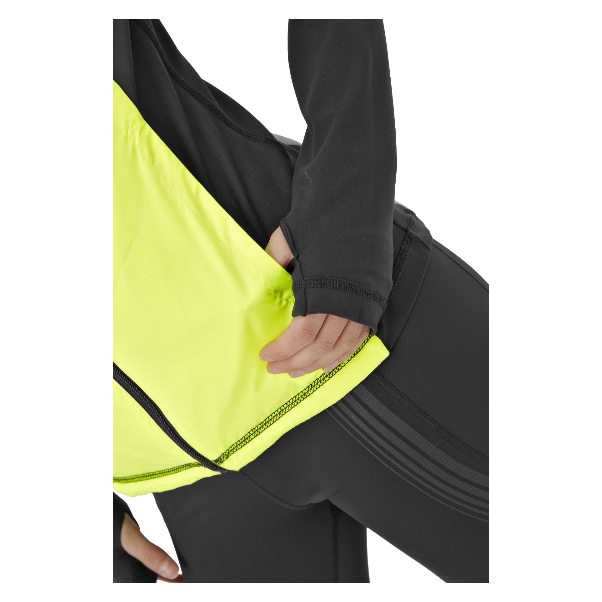 Eine Person in schwarzer Sportkleidung steckt ihre Hand in die Seitentasche einer leuchtend gelben wendbaren Kayoba Damen-Laufjacke Innsbruck.