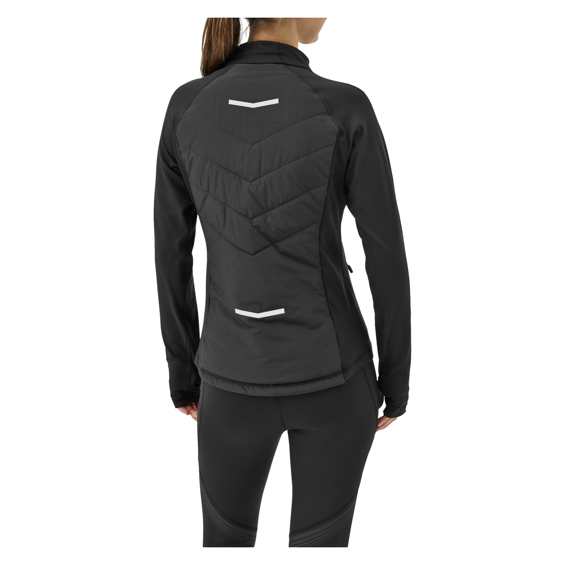 Eine Frau, die von hinten zu sehen ist, trägt die wendbare Innsbruck-Laufjacke von Kayoba Frauen, eine schmale schwarze Sportjacke mit gesteppten Details und zwei weißen reflektierenden Streifen, kombiniert mit schwarzen Leggings. Ihr Haar ist zu einem Pferdeschwanz gebunden.