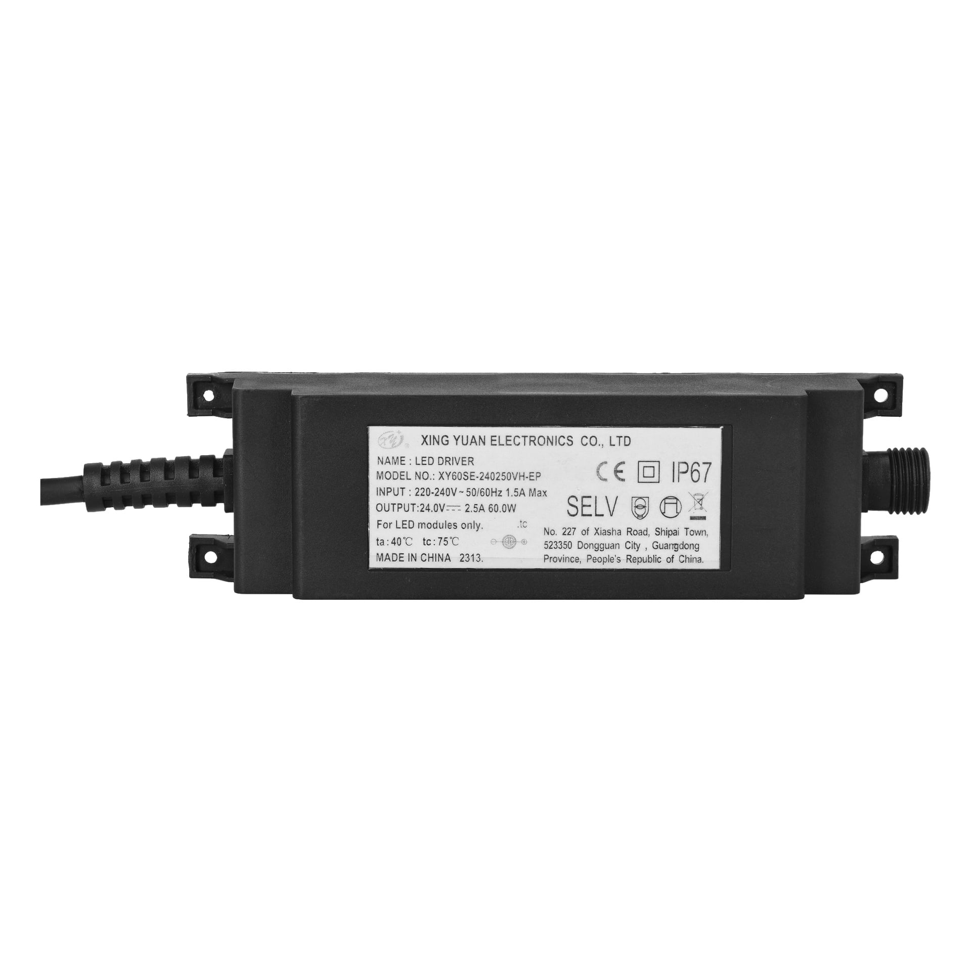 En svart rektangulær LED-driver fra Ansluts Transformer Connectable System, med en frontetikett med modellnummer XY018SE-24050VNF-EP, sammen med inngangs- og utgangsspesifikasjoner, sertifiseringssymboler og produsentdetaljer.