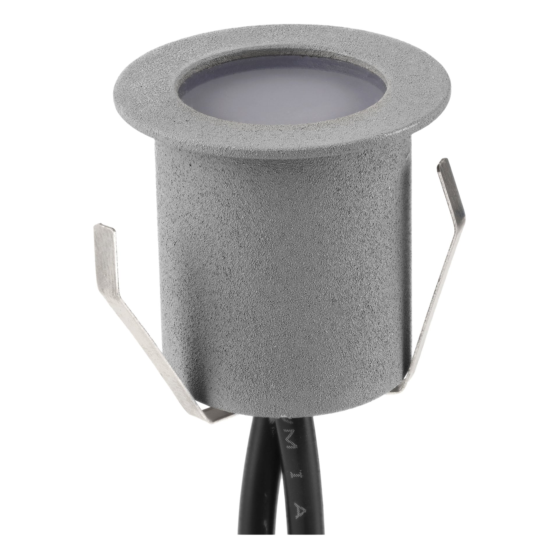 Et sirkulært grått Anslut Decklights Connectable System LED-innfelte lys har en frostet linse, to metallfjærklips på hver side, og svarte elektriske ledninger som stikker ut fra bunnen.